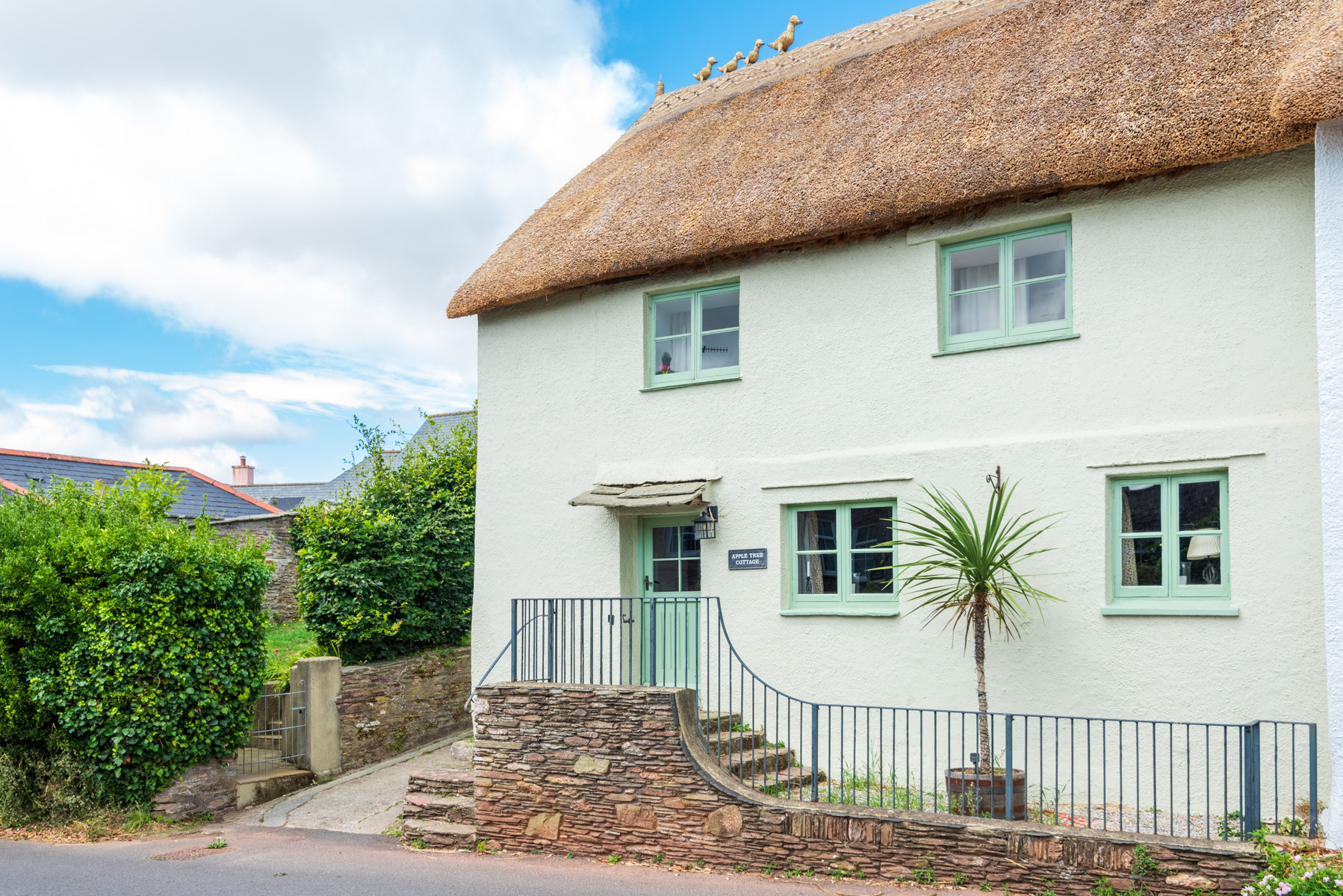 Sweet 3 bedroomed thatched cottage in the heart of charming Chillington, South Devon