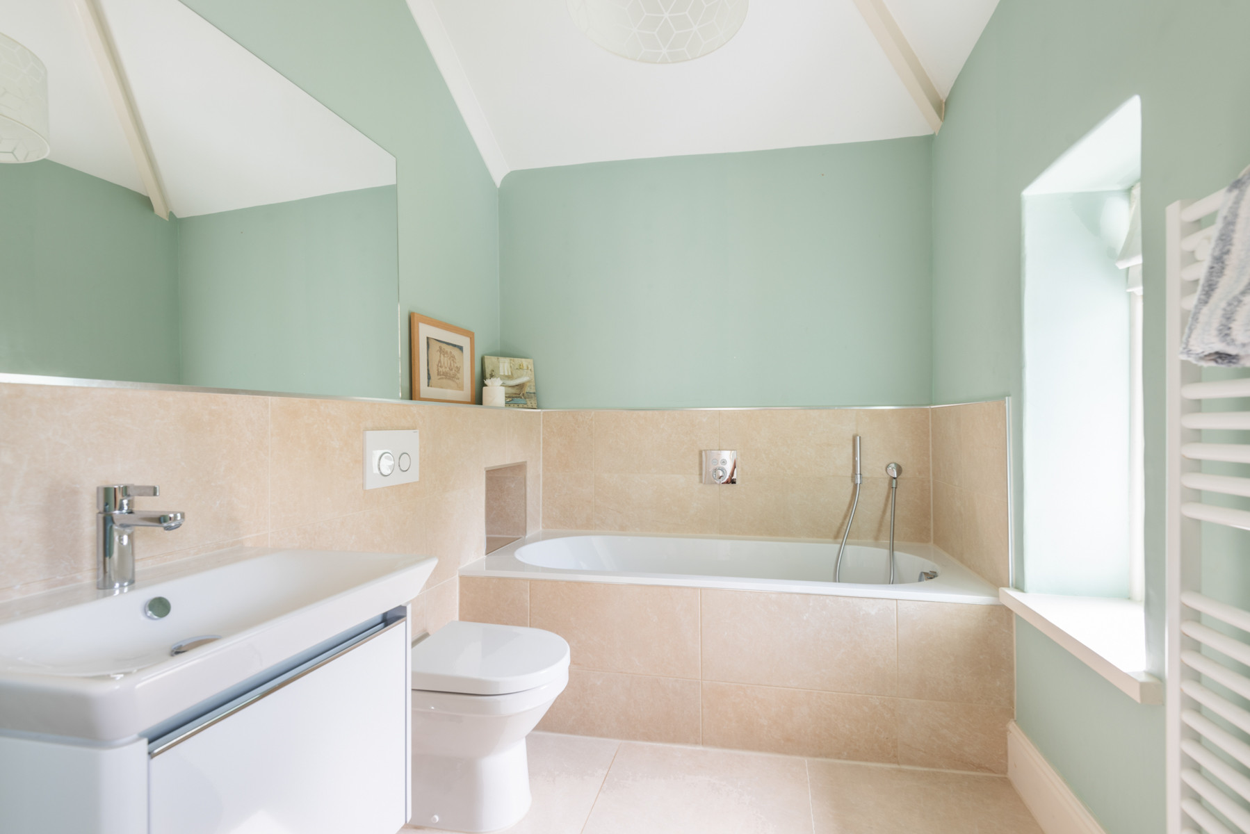 The master bedroom ensuite bathroom.