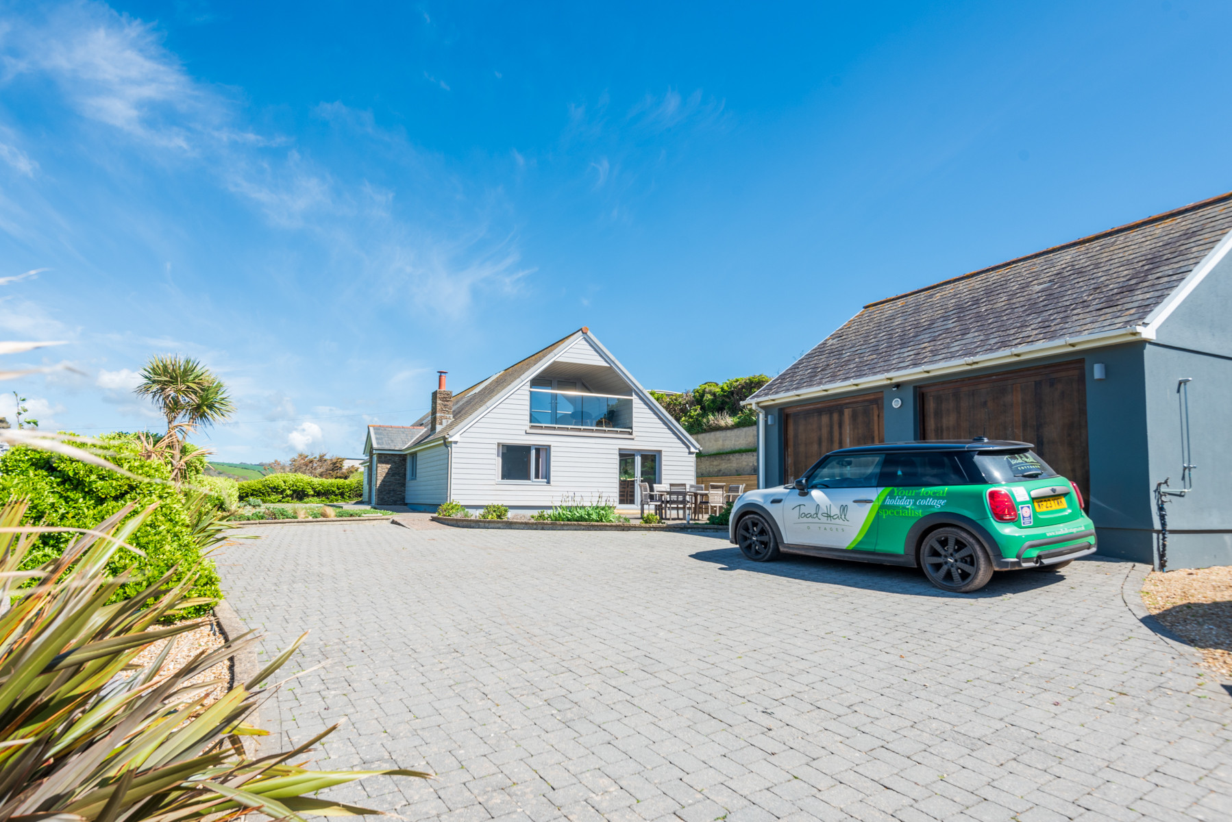 Large driveway at Wavelet 