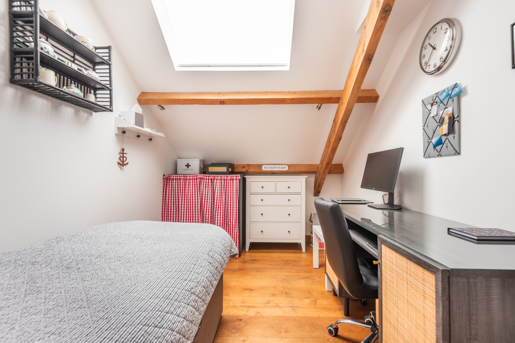 The single bedroom / remote working space