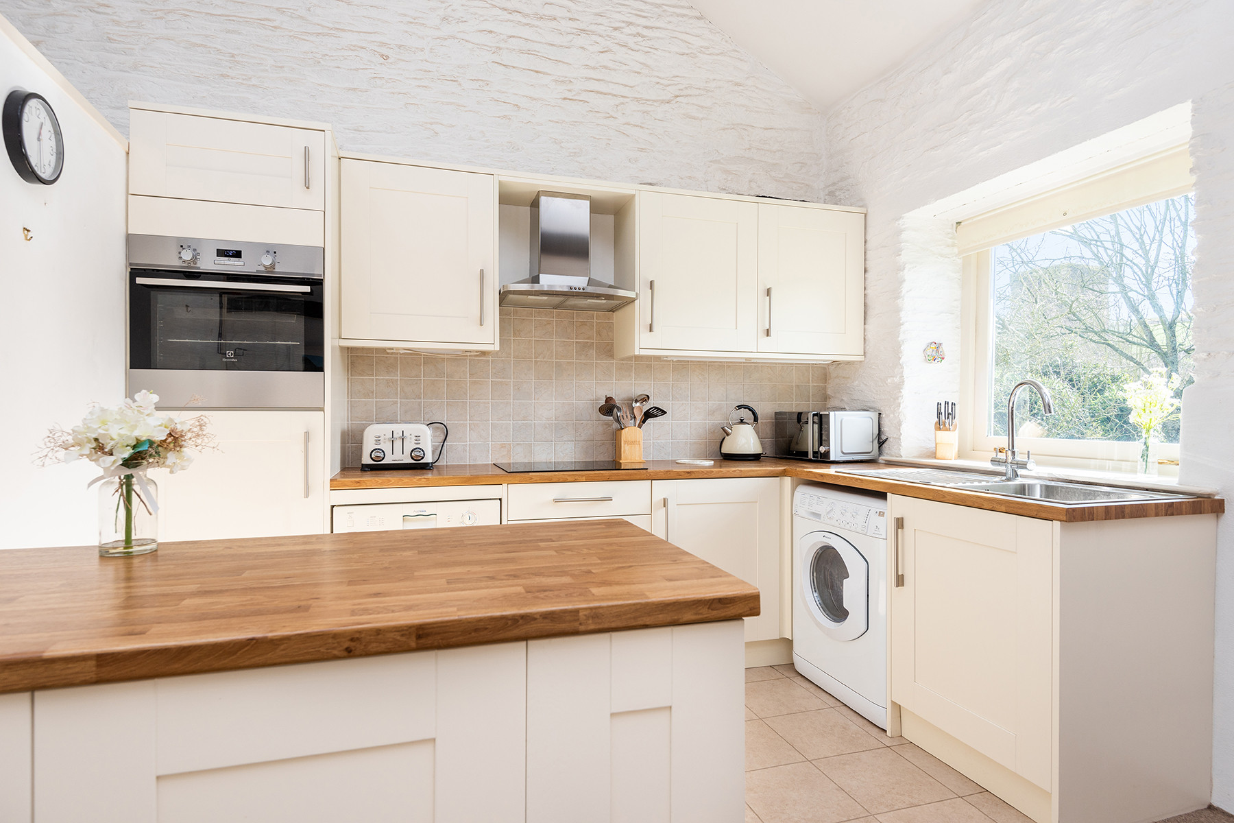 The well equipped kitchen. 