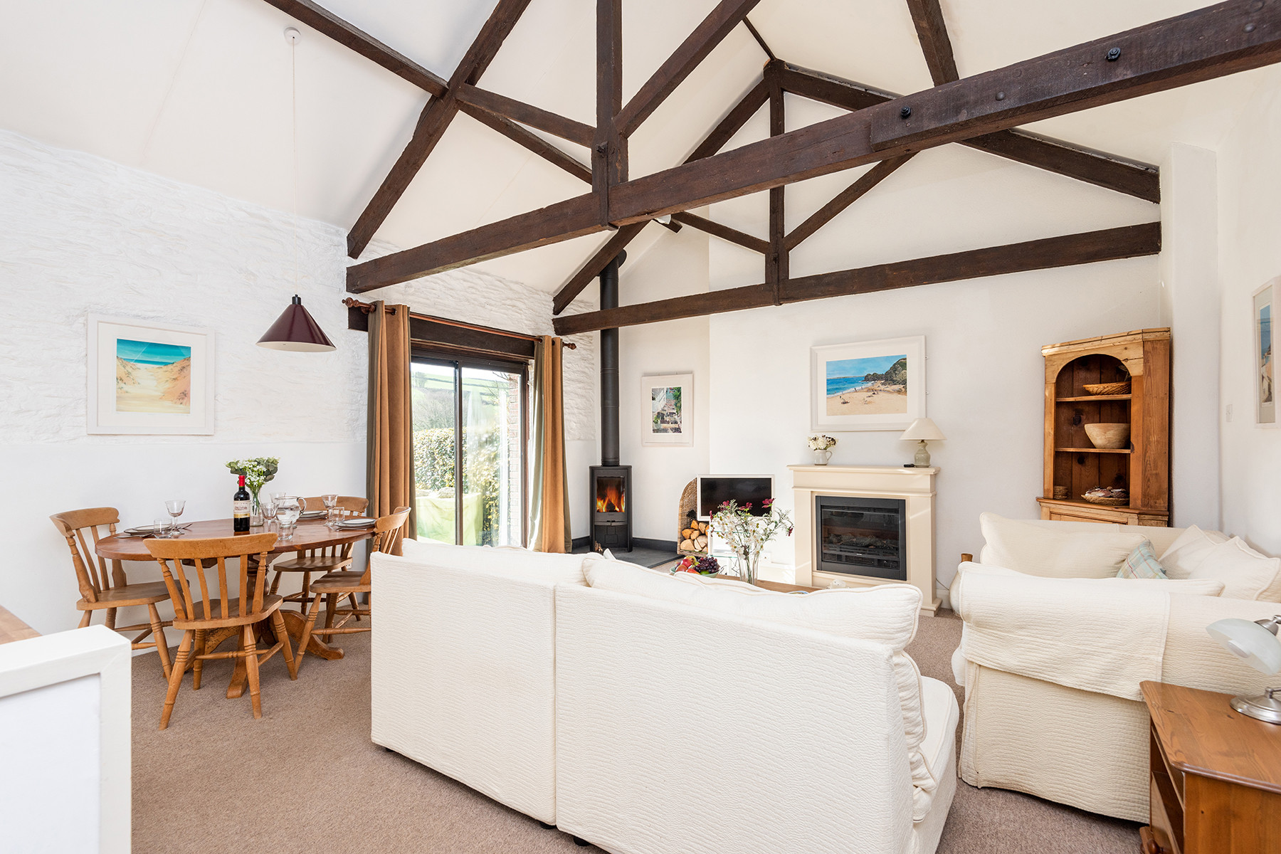 Anther look at the living area. 