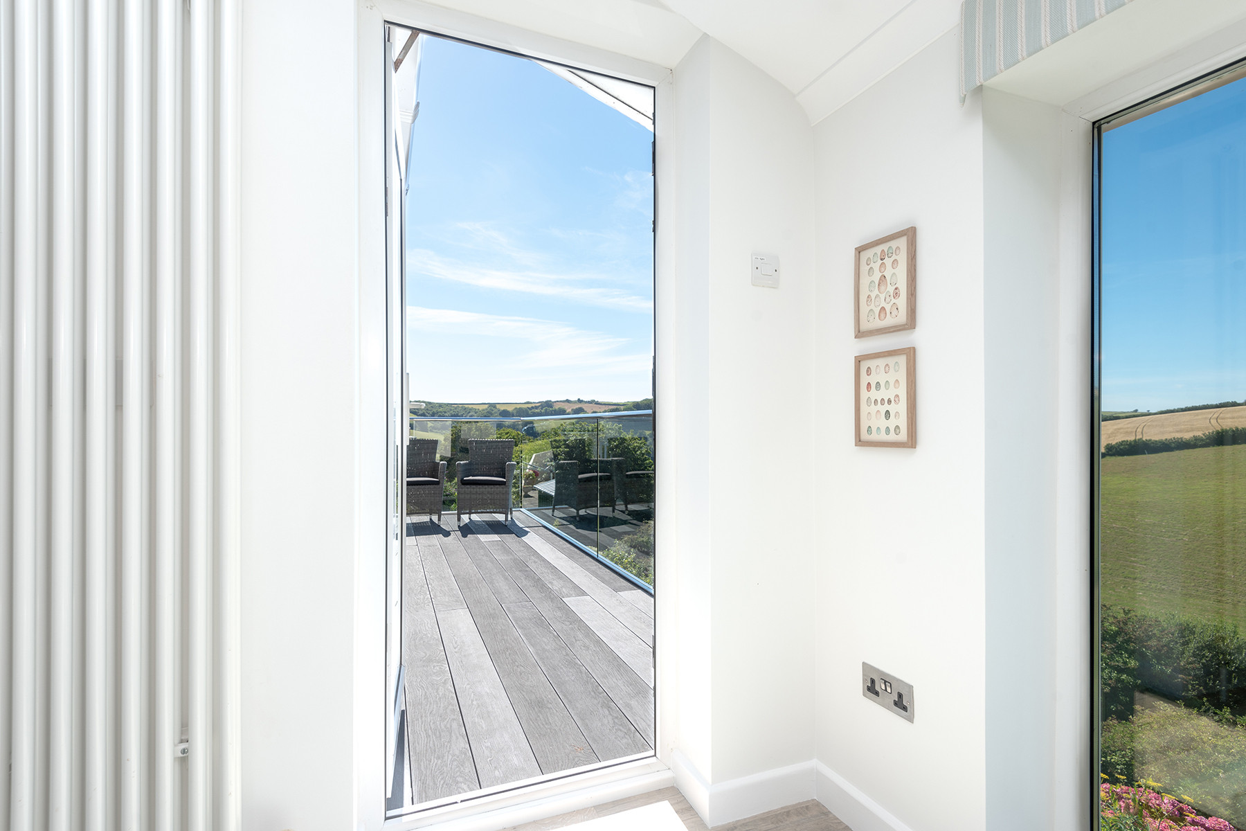 The kitchen access to the balcony