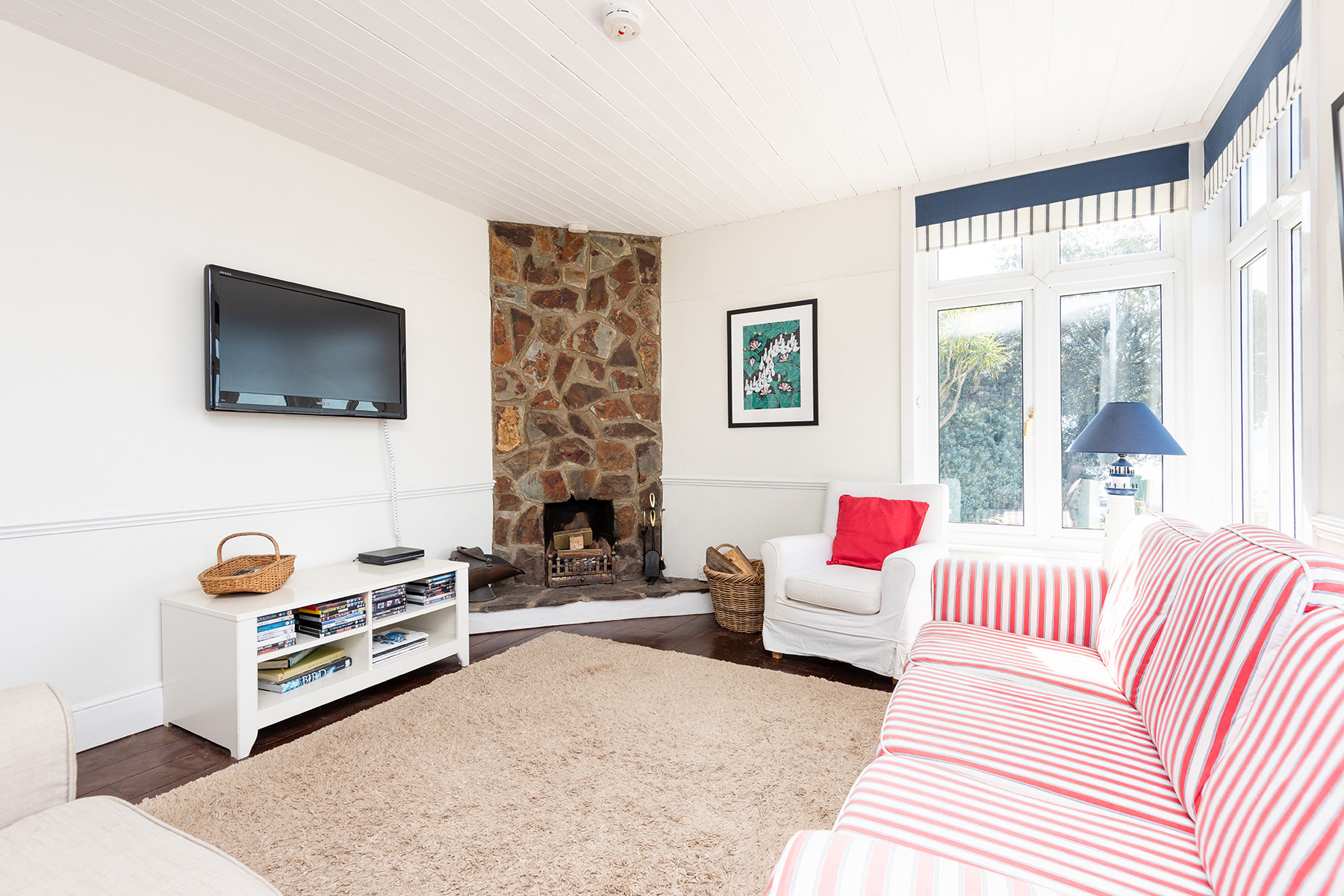 Another view of the lounge area.