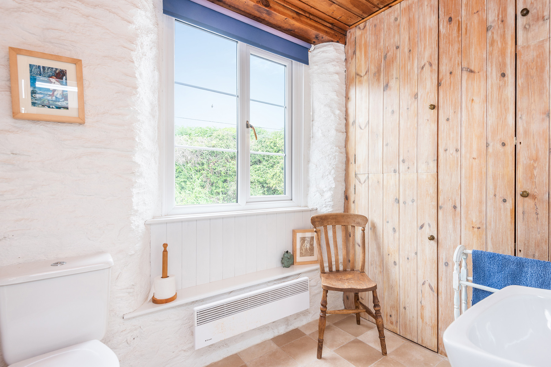 Another look at the bathroom. 