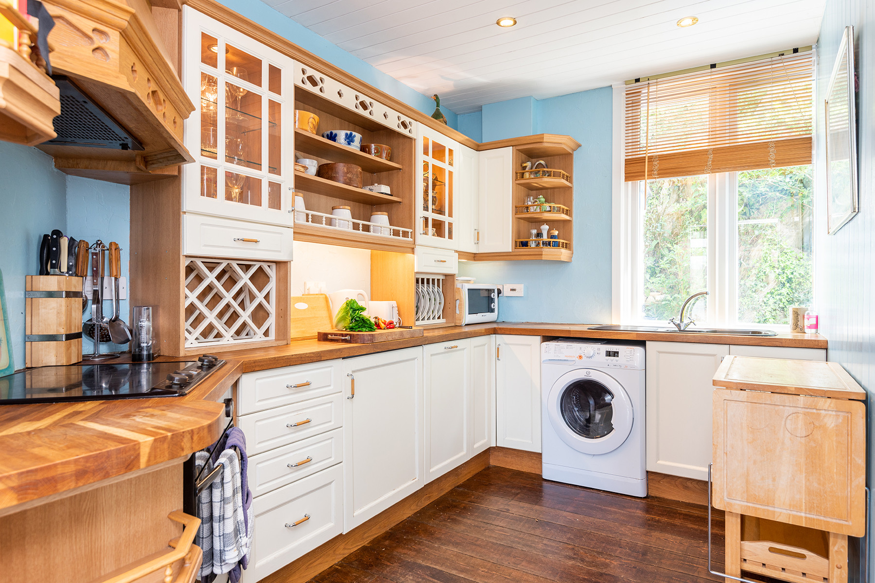 Another view of the kitchen.