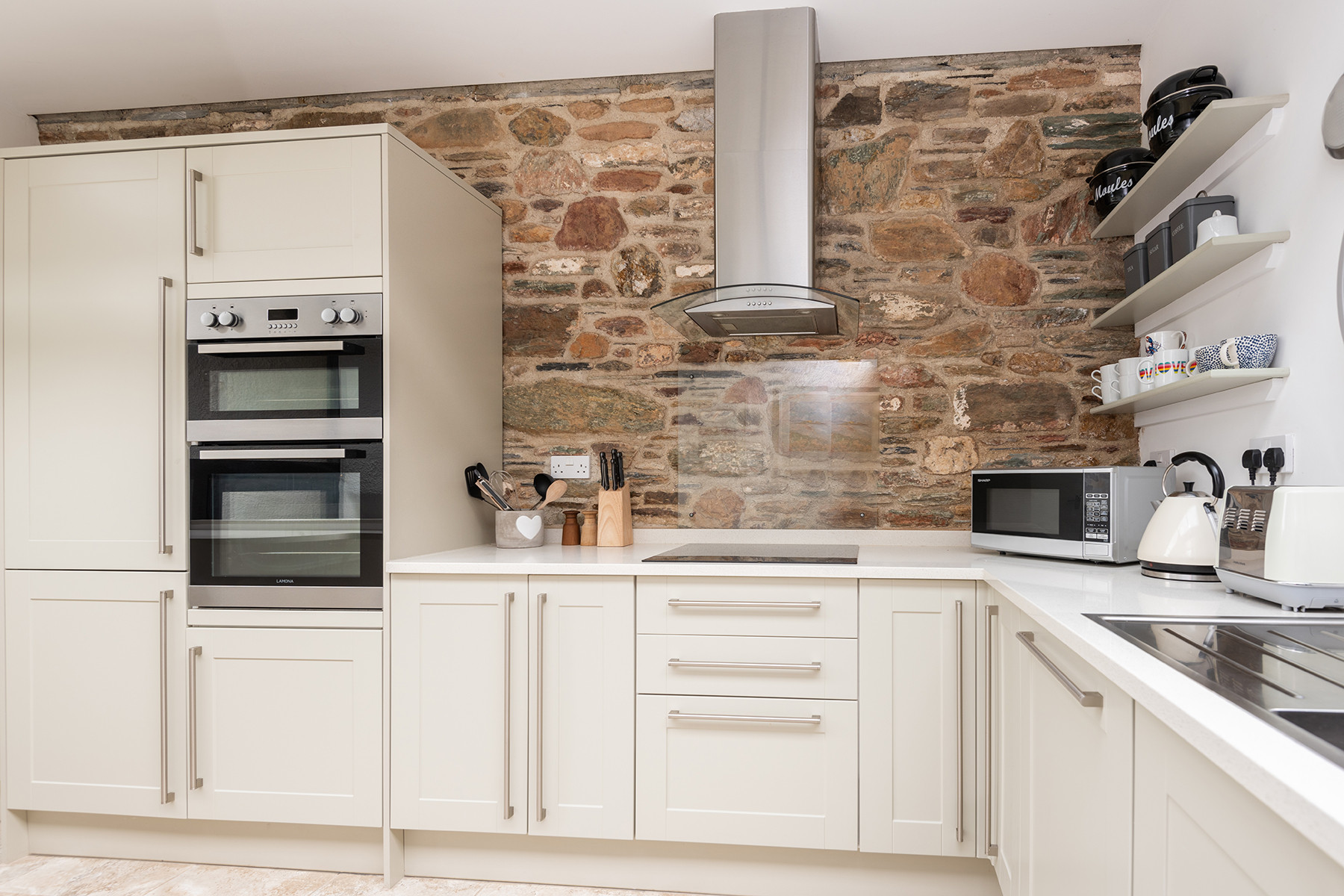 The modern and well equipped kitchen. 