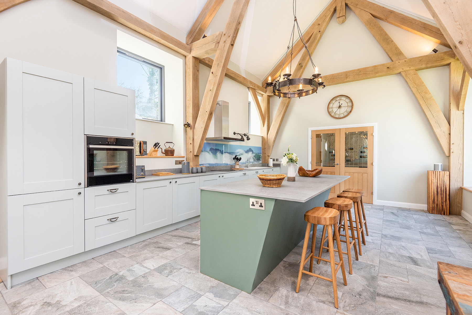 Kitchen, complete with breakfast bar