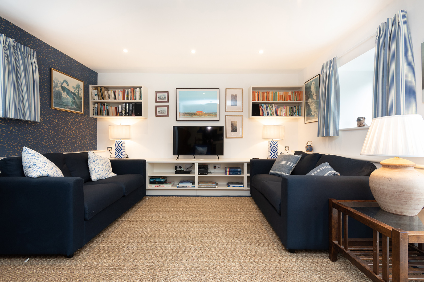 Tasteful and relaxing living space 