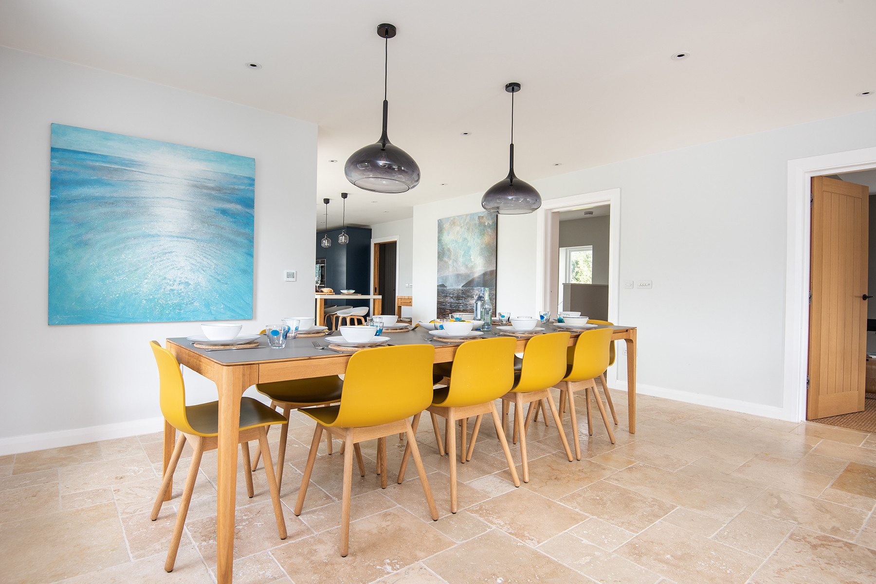 Another look at the dining area to enjoy family meals! 