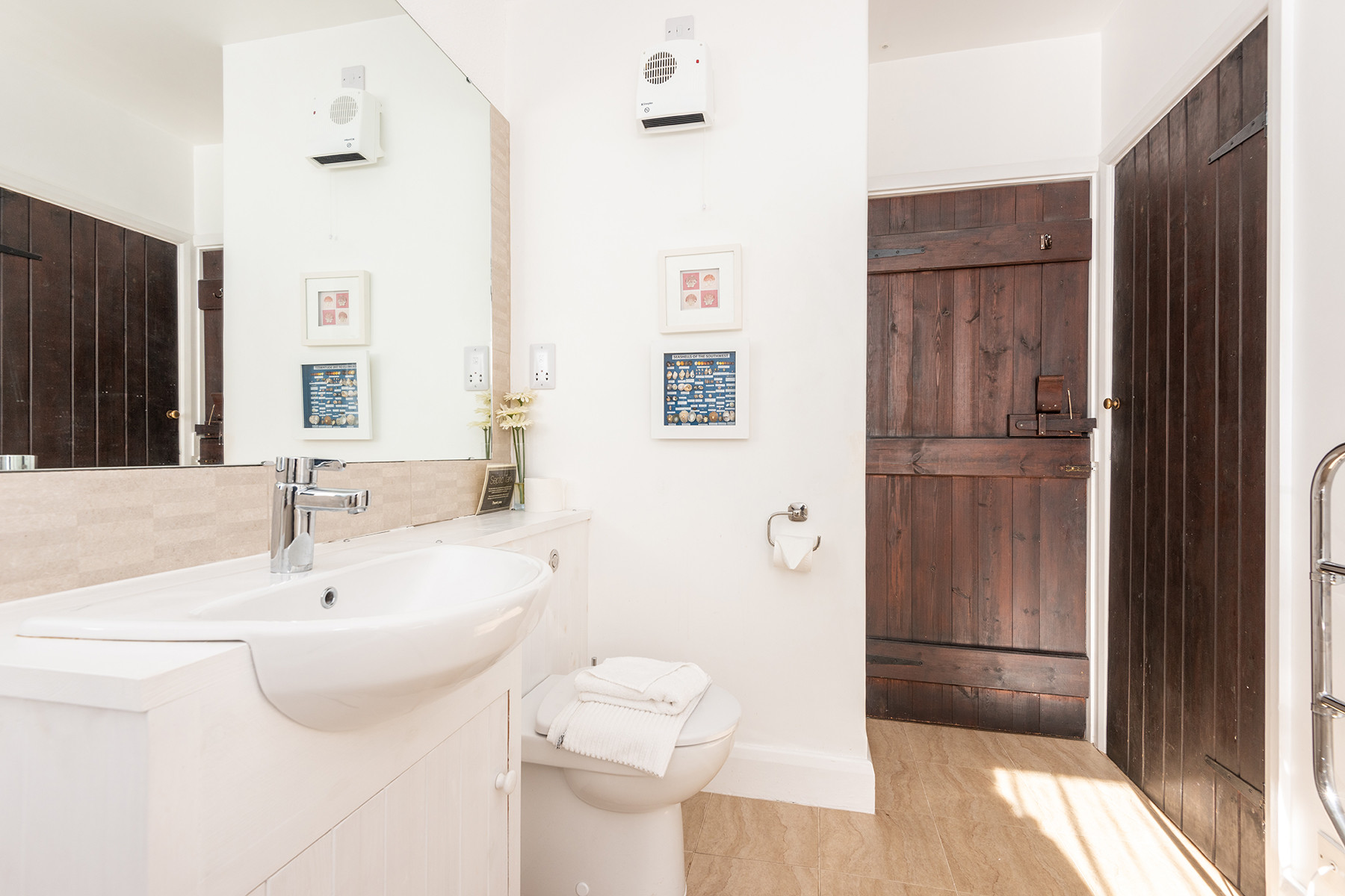 Another look at the bathroom. 