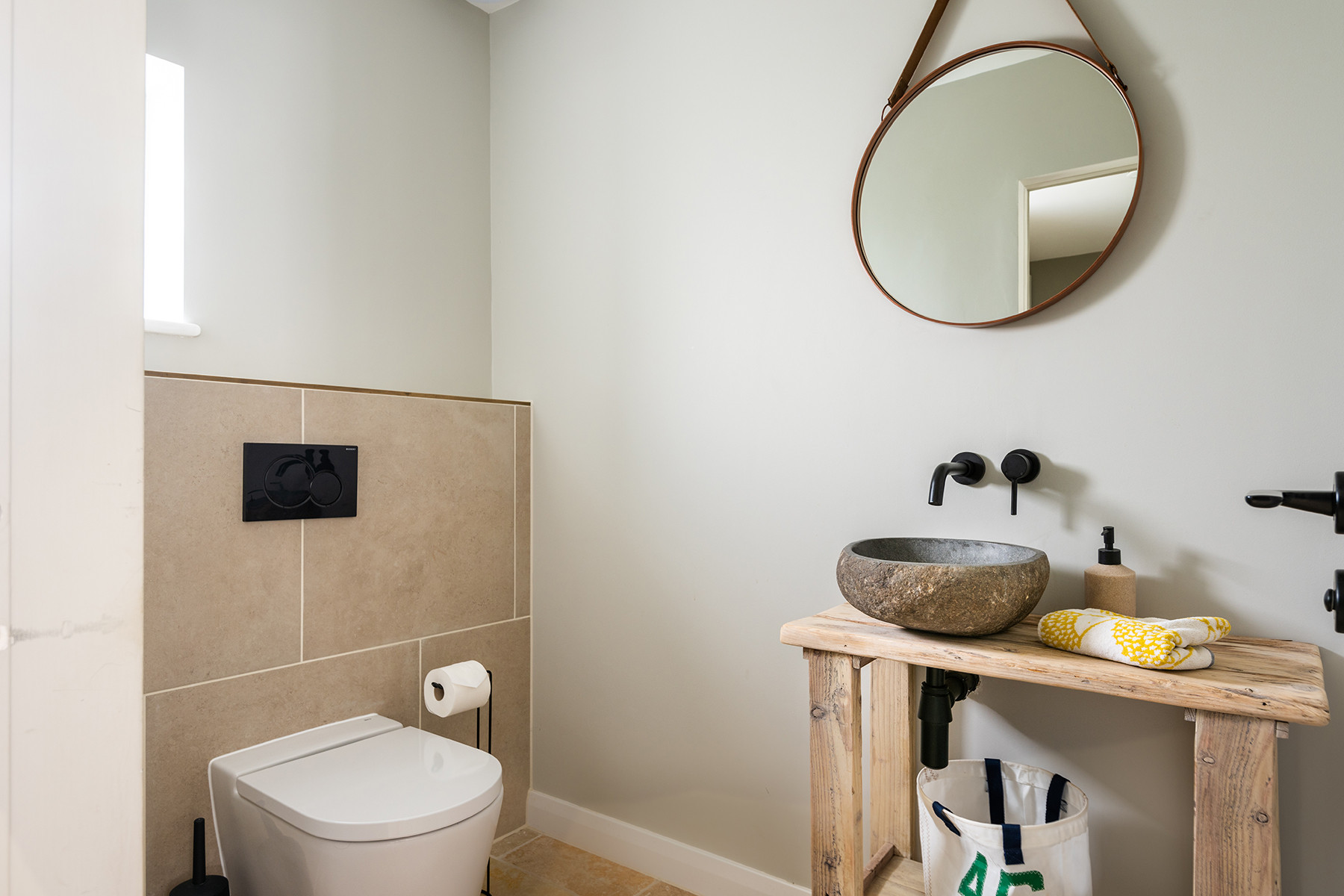 The cloakroom. 