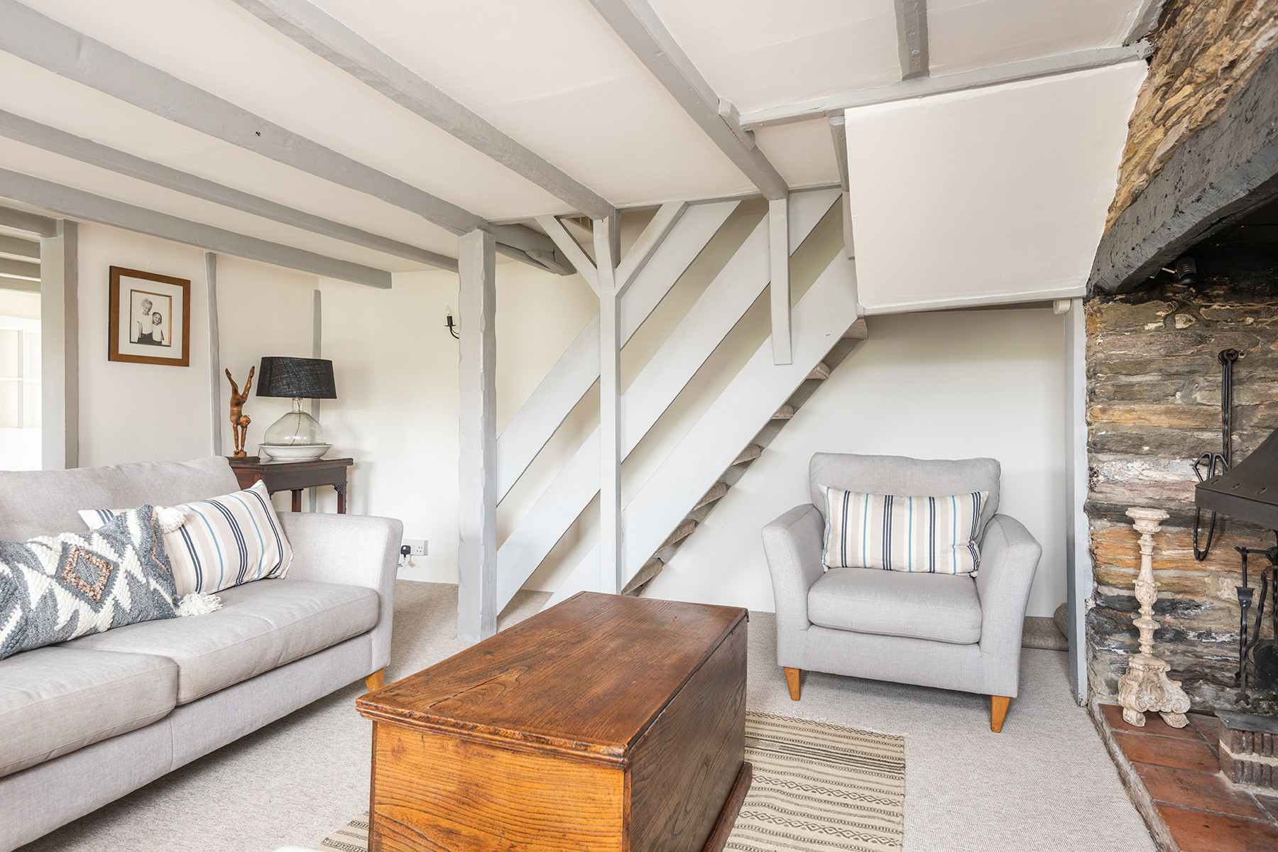 Another look at the cosy lounge. 