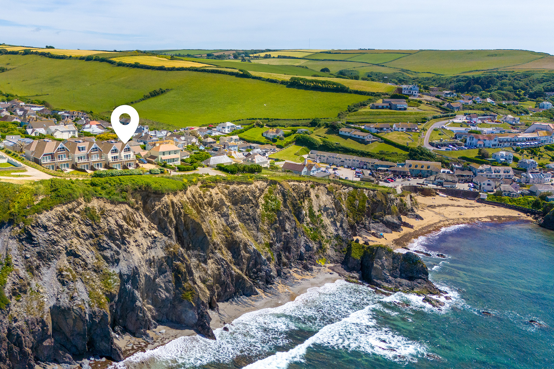 Stunning clifftop location, and just a 1 minute walk to the Hope Cove beaches.