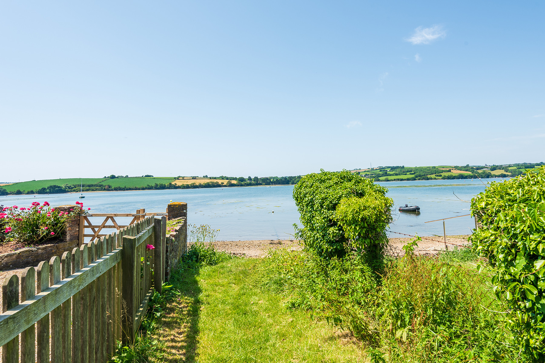 The footpath to the water just down from Allahoo