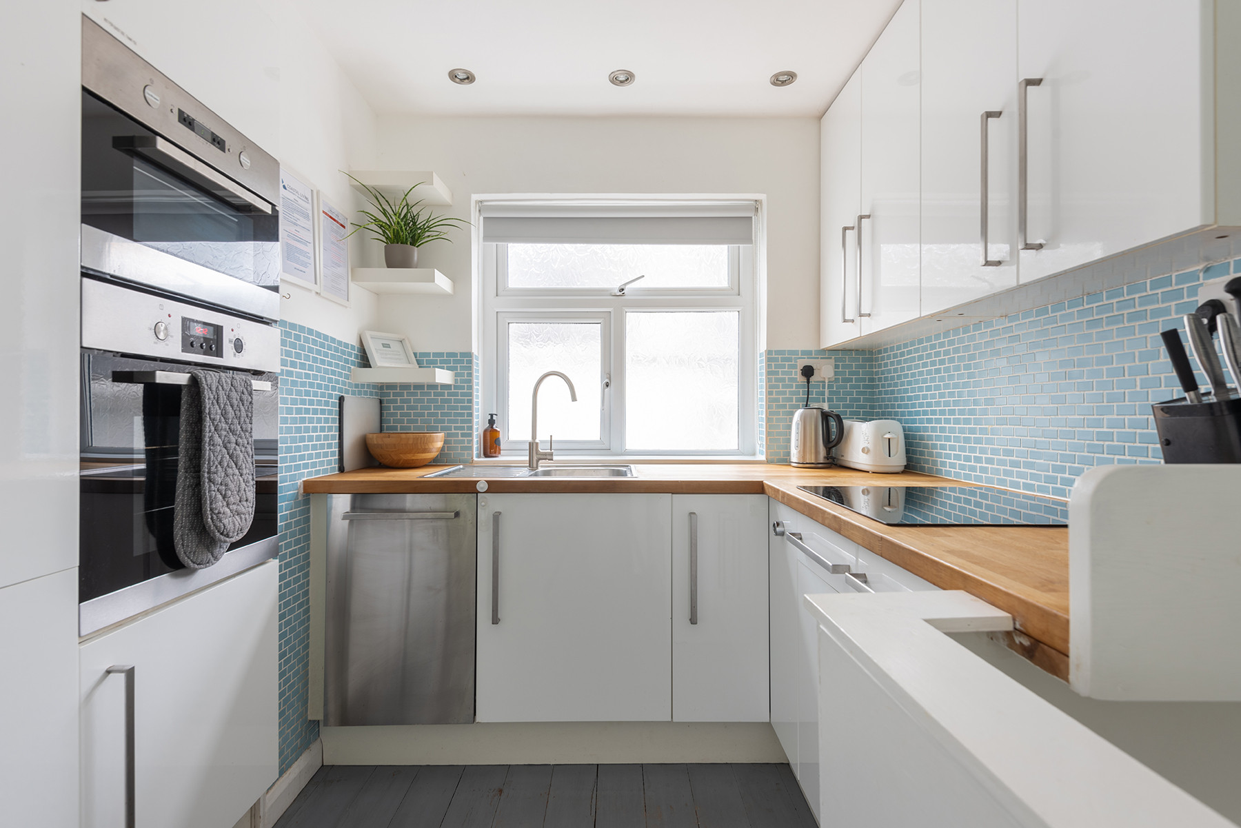 The well equipped kitchen area. 