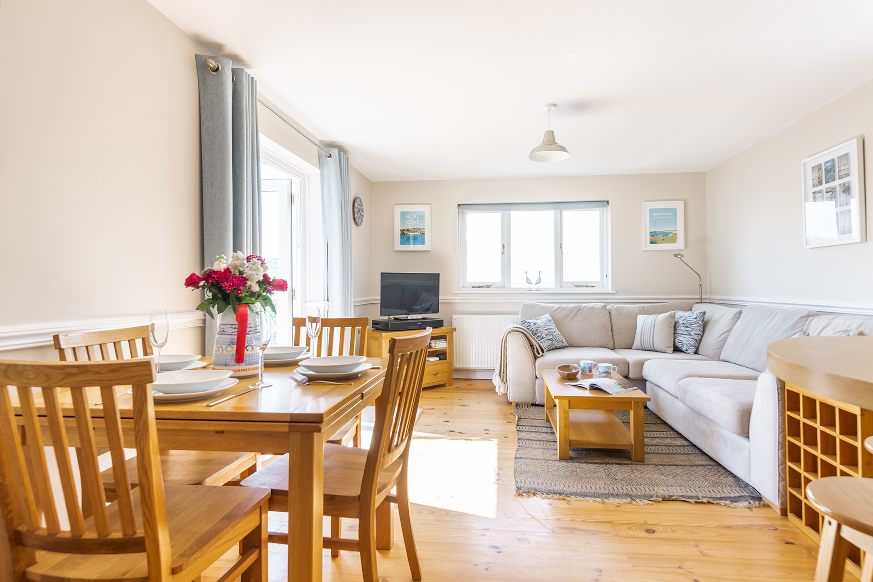 Open plan living at its best - and enjoying those glorious sea views.