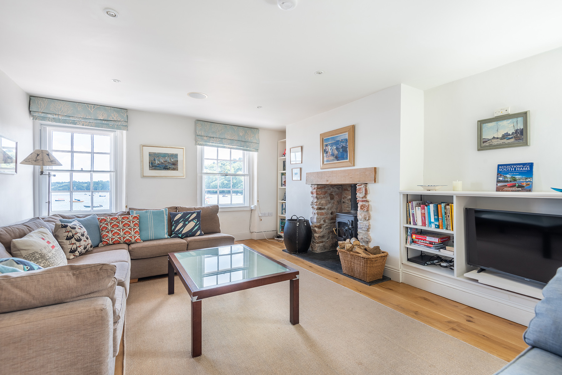 Bright separate sitting room