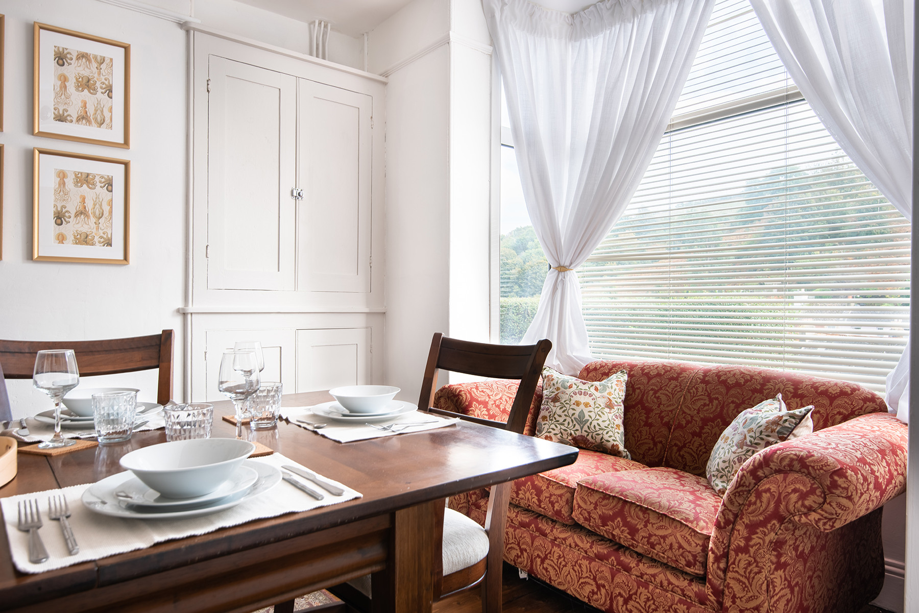 Lounging area in dining room