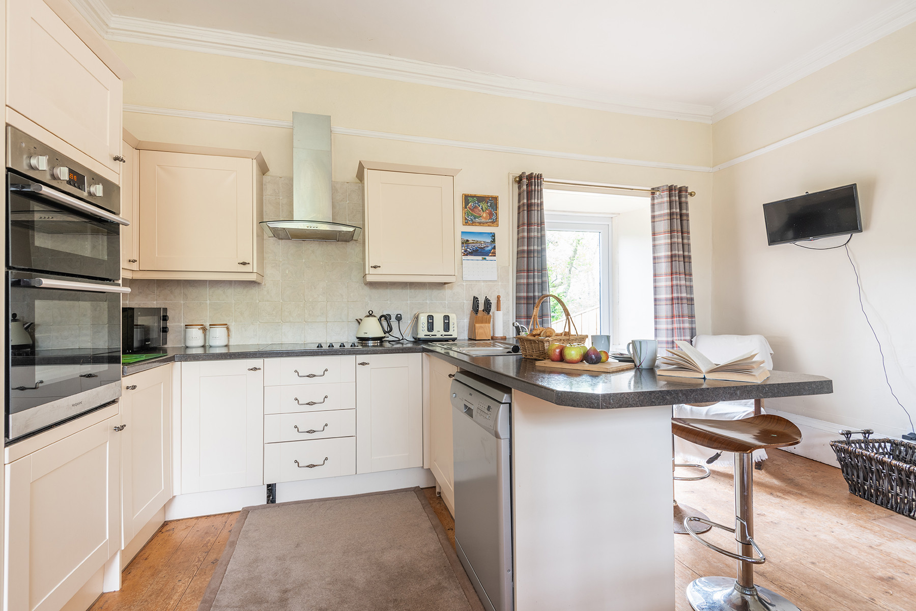 Another view of the kitchen diner.