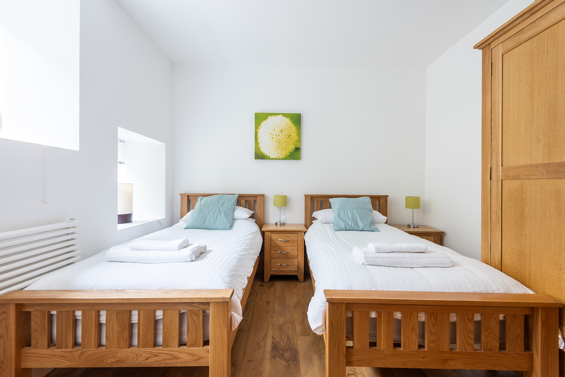 The light and bright bedroom 2-twin room