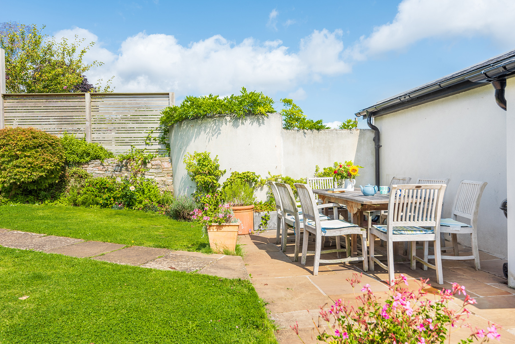 Rear paved patio with table and chairs for 8, perfect for alfresco eating