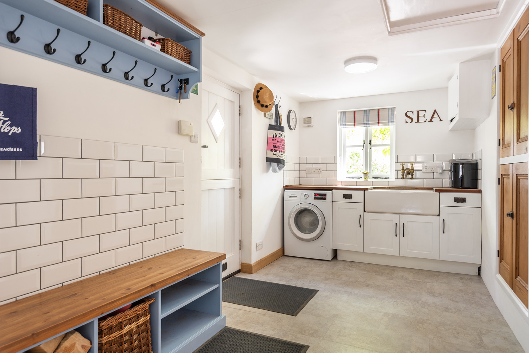 Utility room with shower room and washing machine