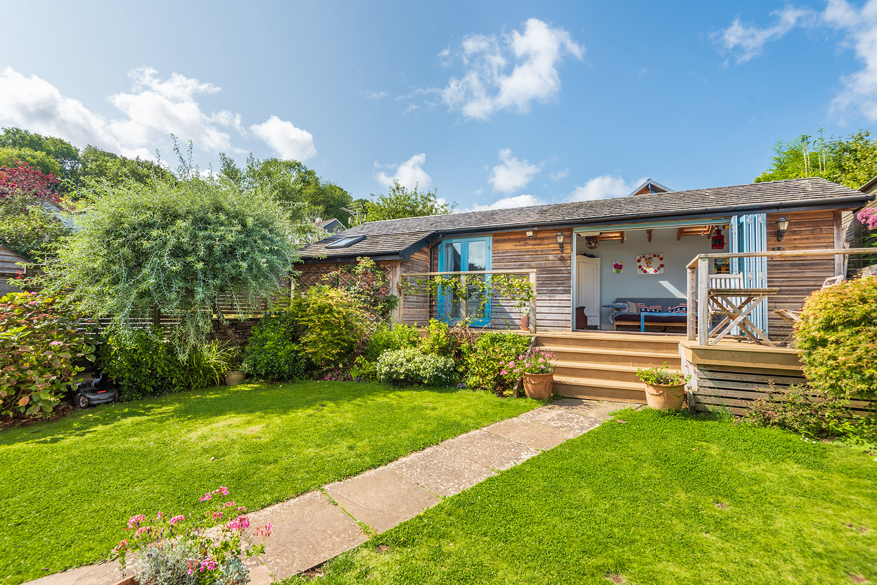 Separate studio to the rear of the back garden