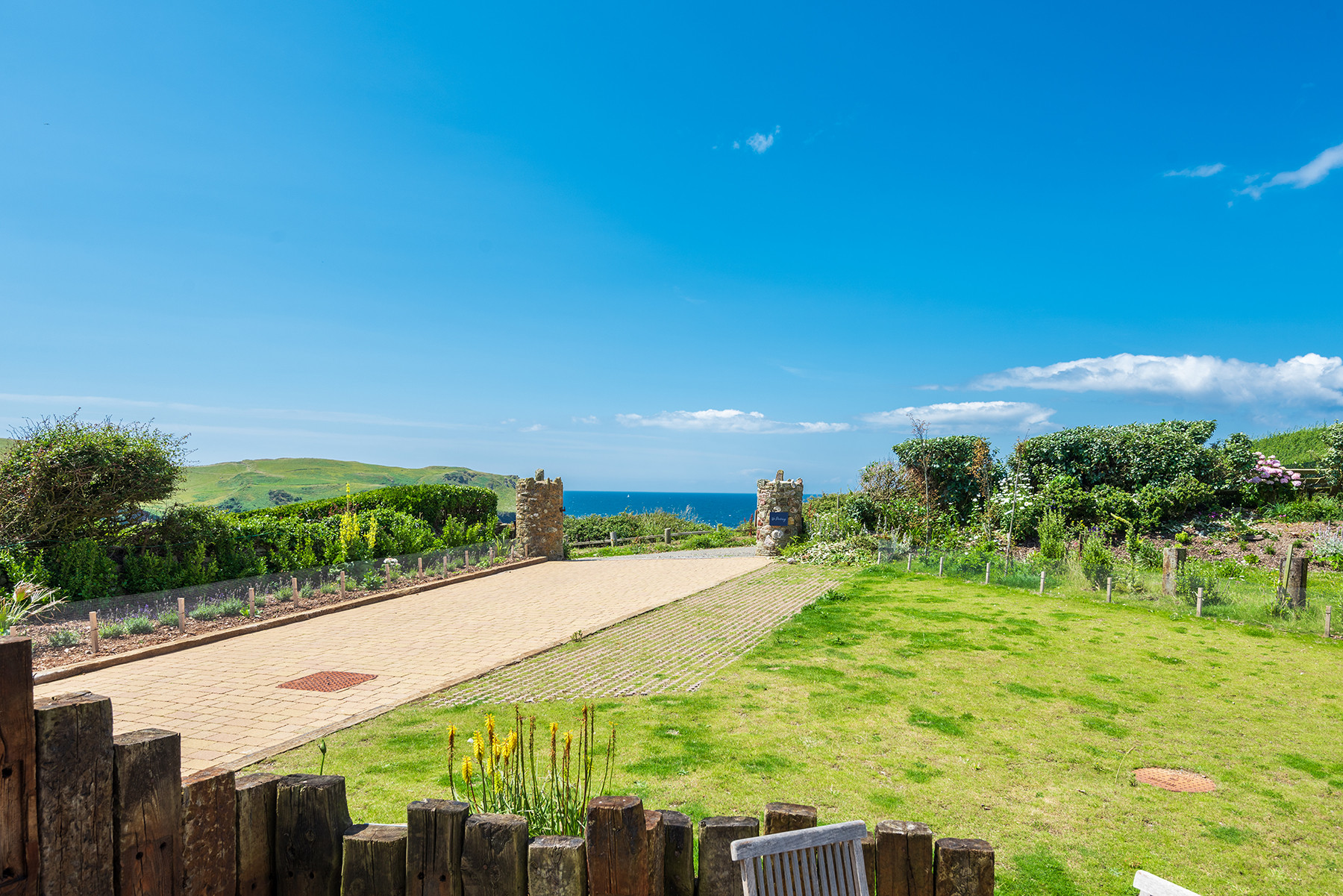 Just look at that view, a minute from the beach and seconds from the glorious South West Coastal Path. 