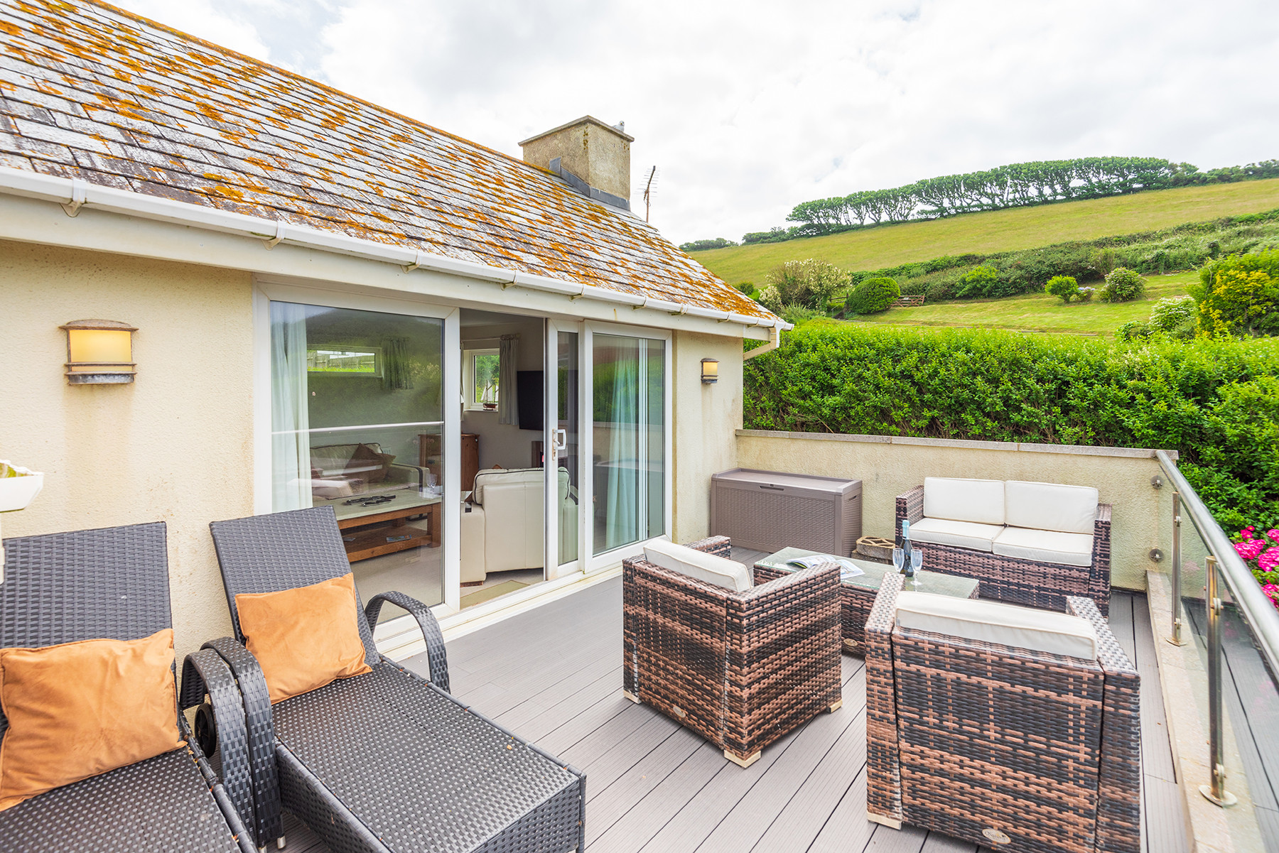 Another view of the terrace.