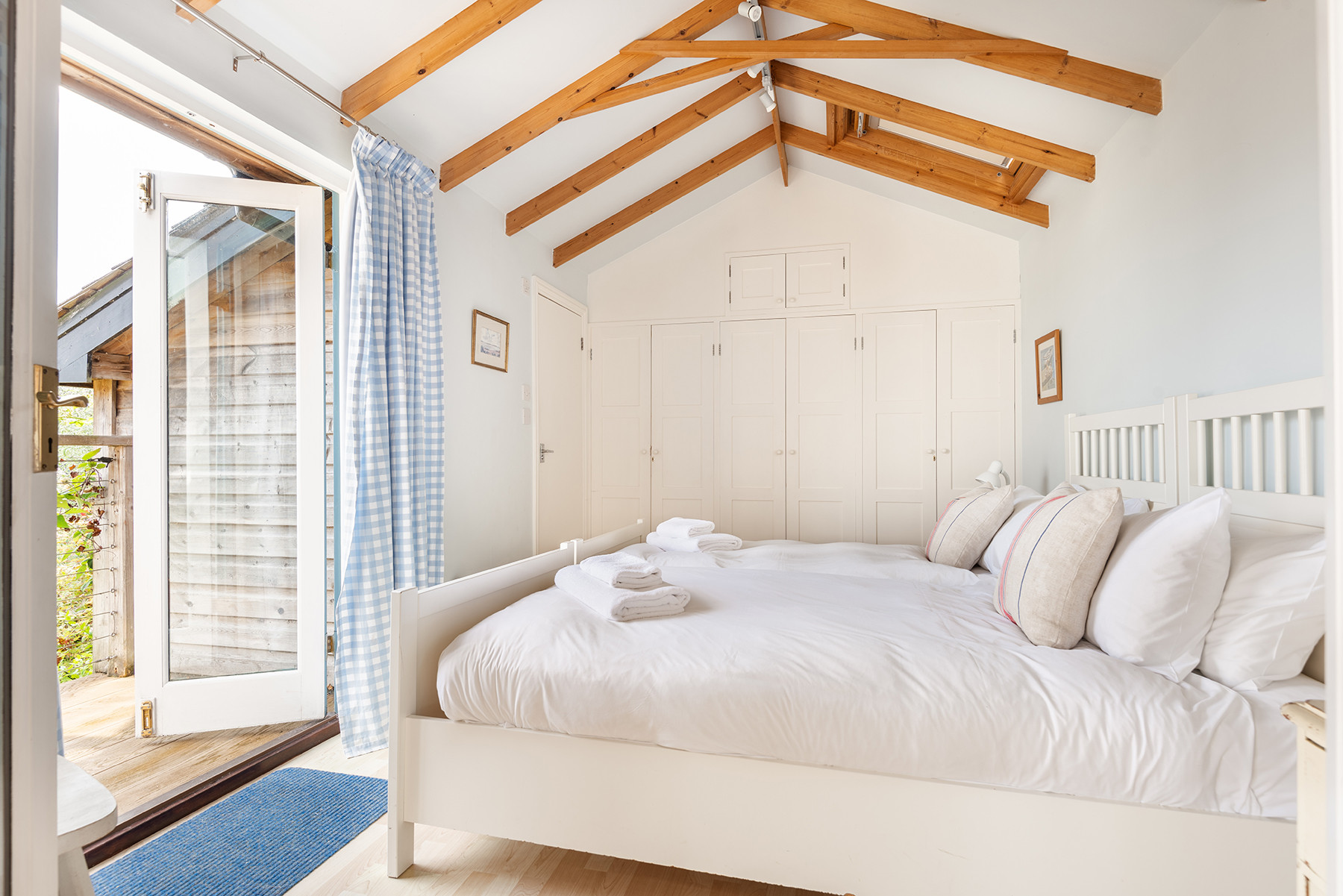 Studio bedroom with twin 3ft beds