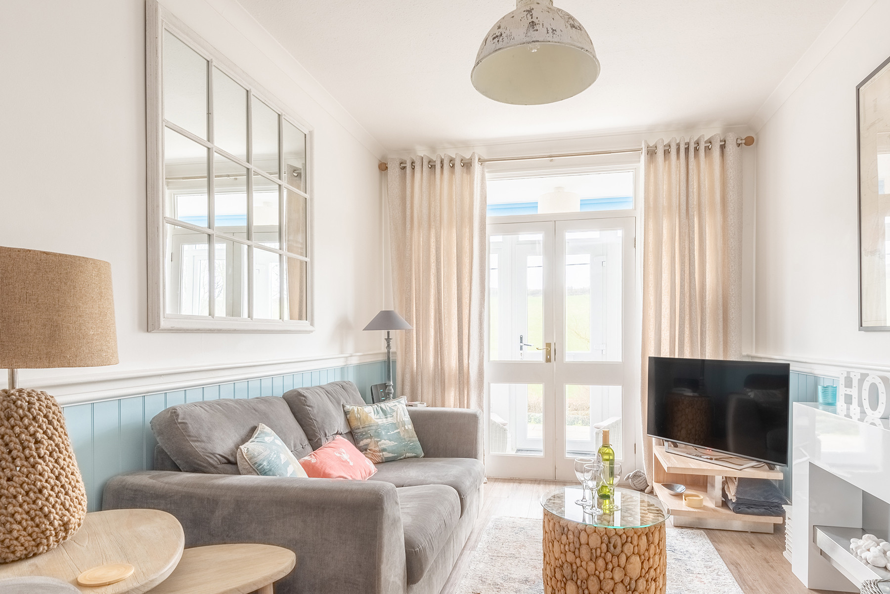 The light and bright living area.