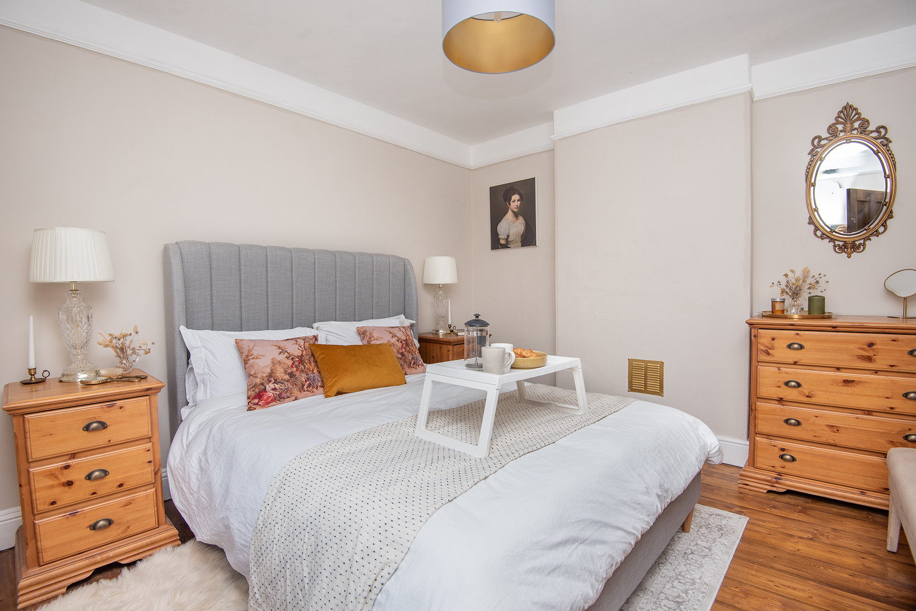 Master bedroom with 5ft king size bed