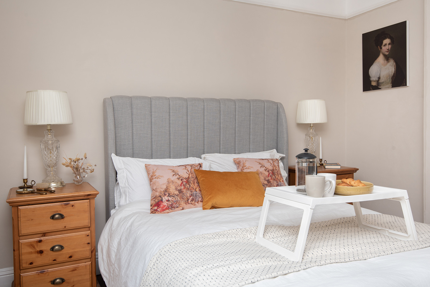 Master bedroom with 5ft king size bed