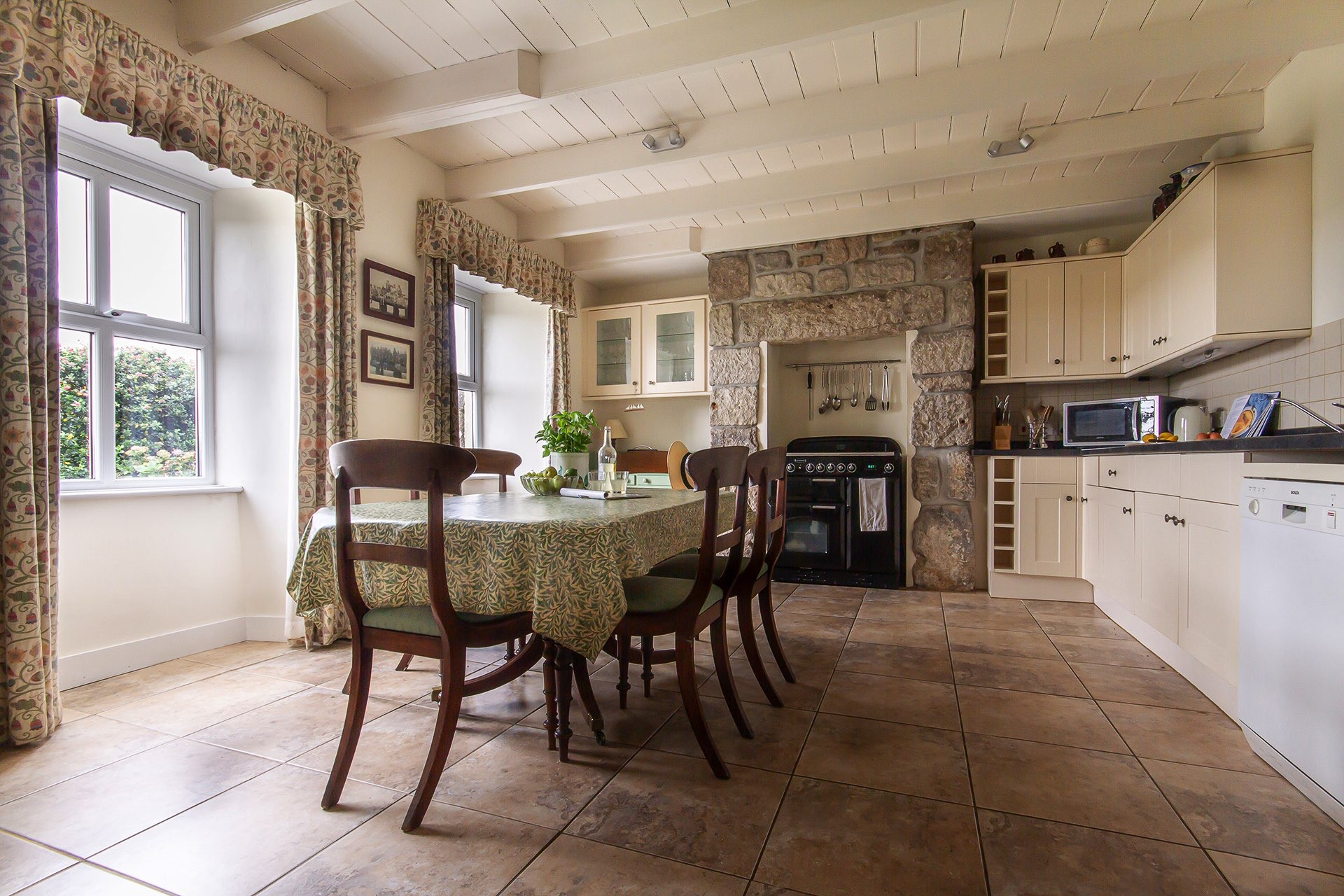 Spacious kitchen/ dining room