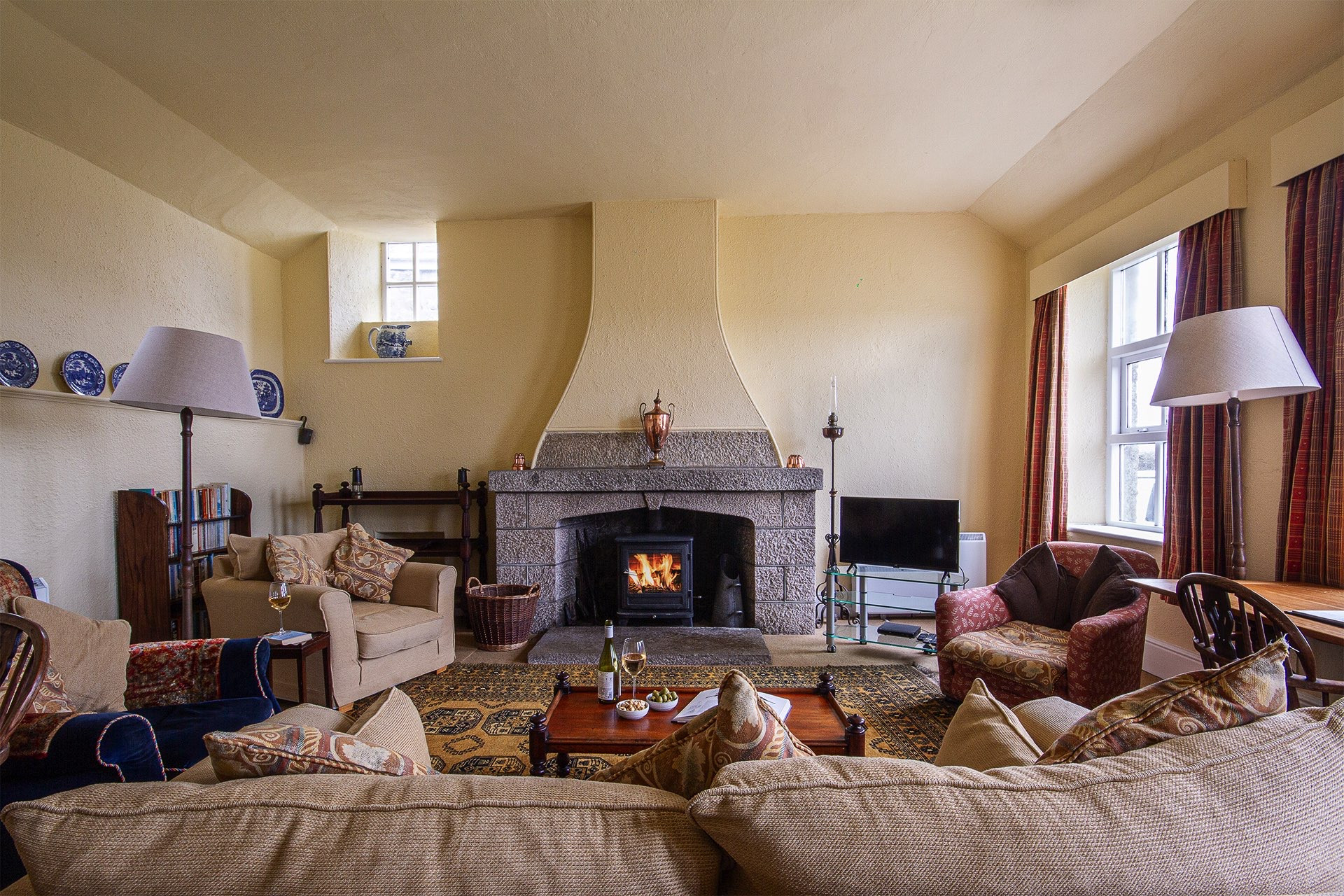 Traditionally furnished sitting room 