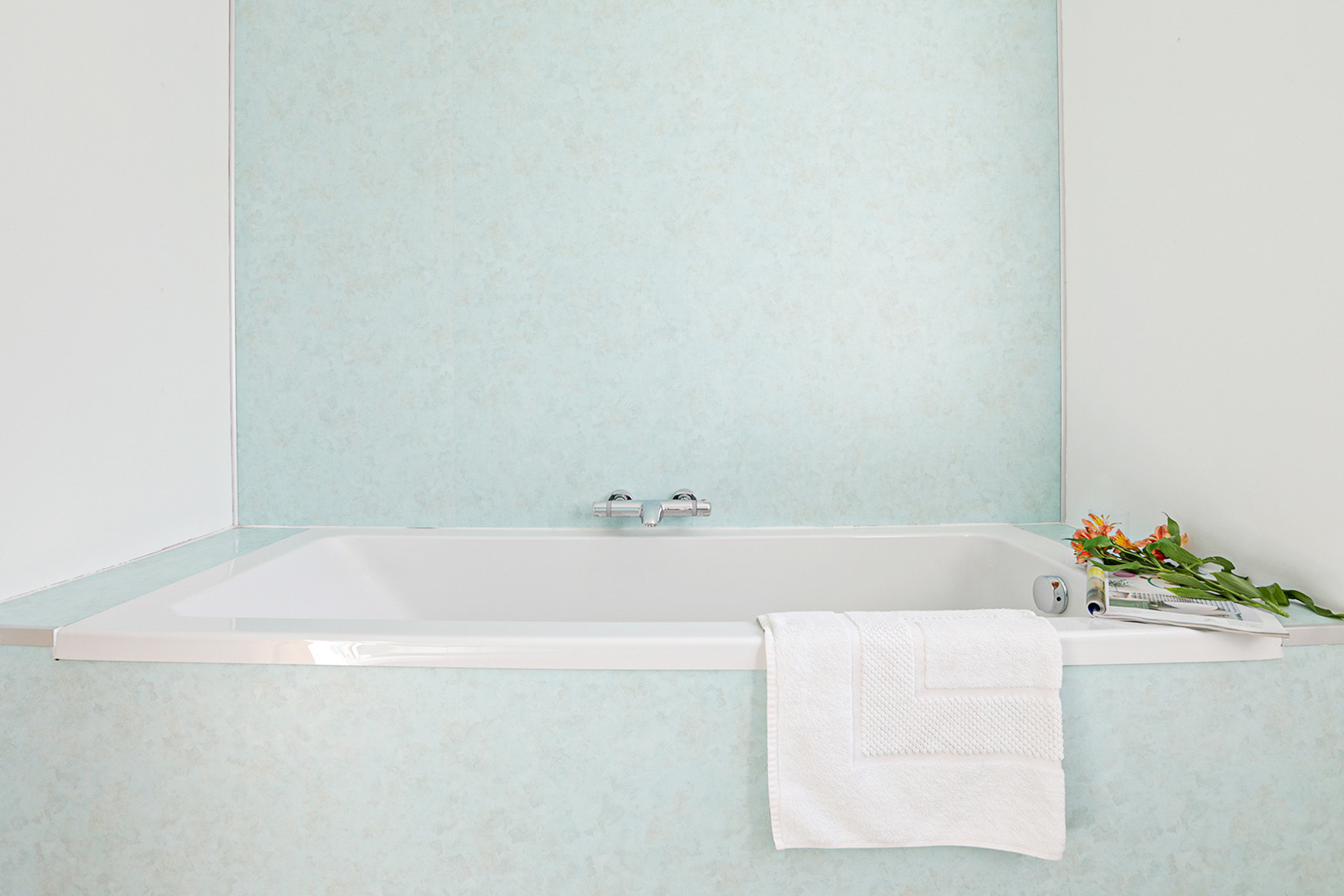 Bath in main bathroom