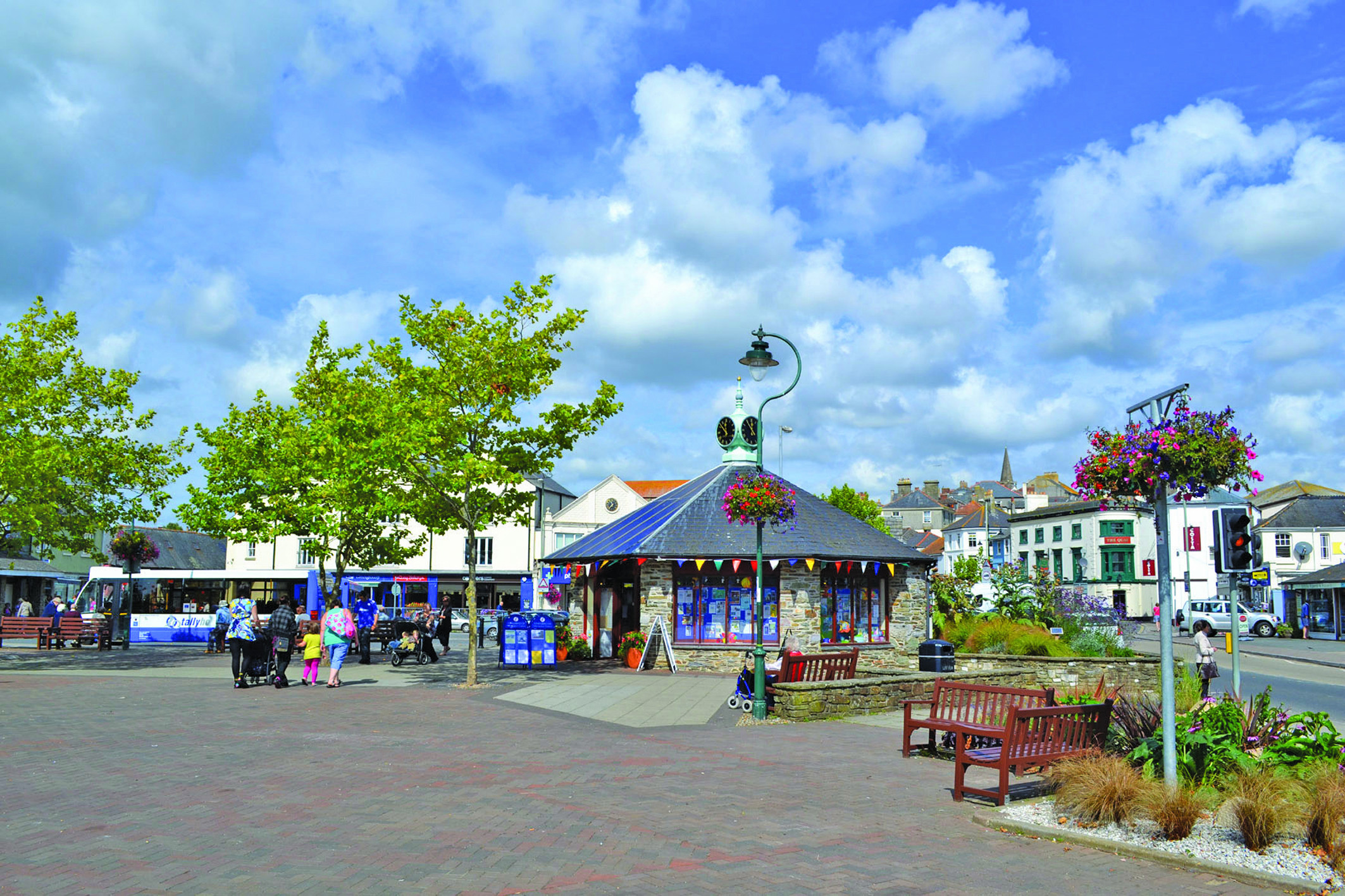 The thriving market town of Kingsbridge is just a 15 minute drive away - take some time to explore its range of independent shops, cafes and restaurants! 