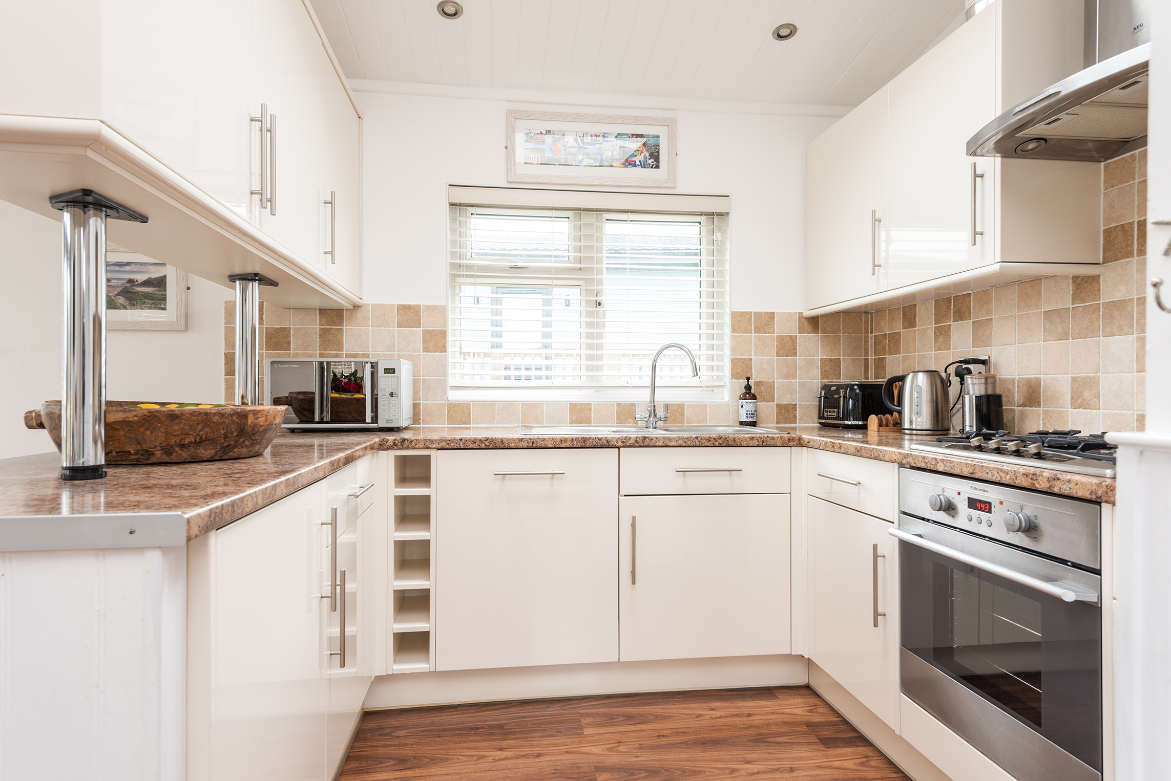 Well equipped kitchen with gas hob, electric oven, washing machine and dishwasher.