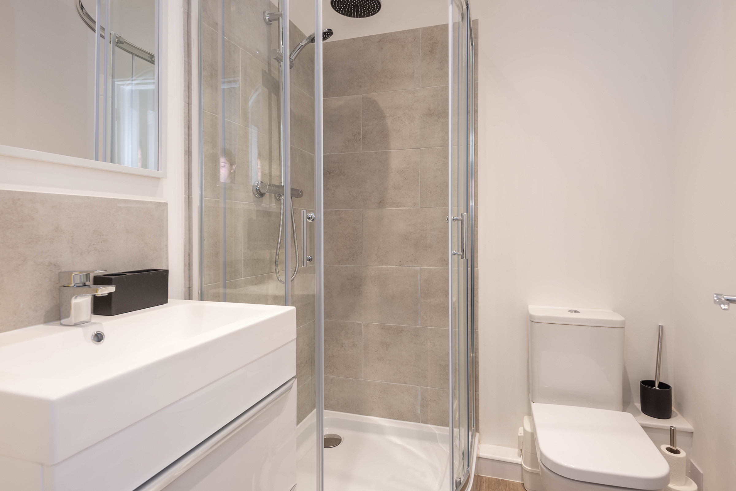 En suite bathroom to master bedroom