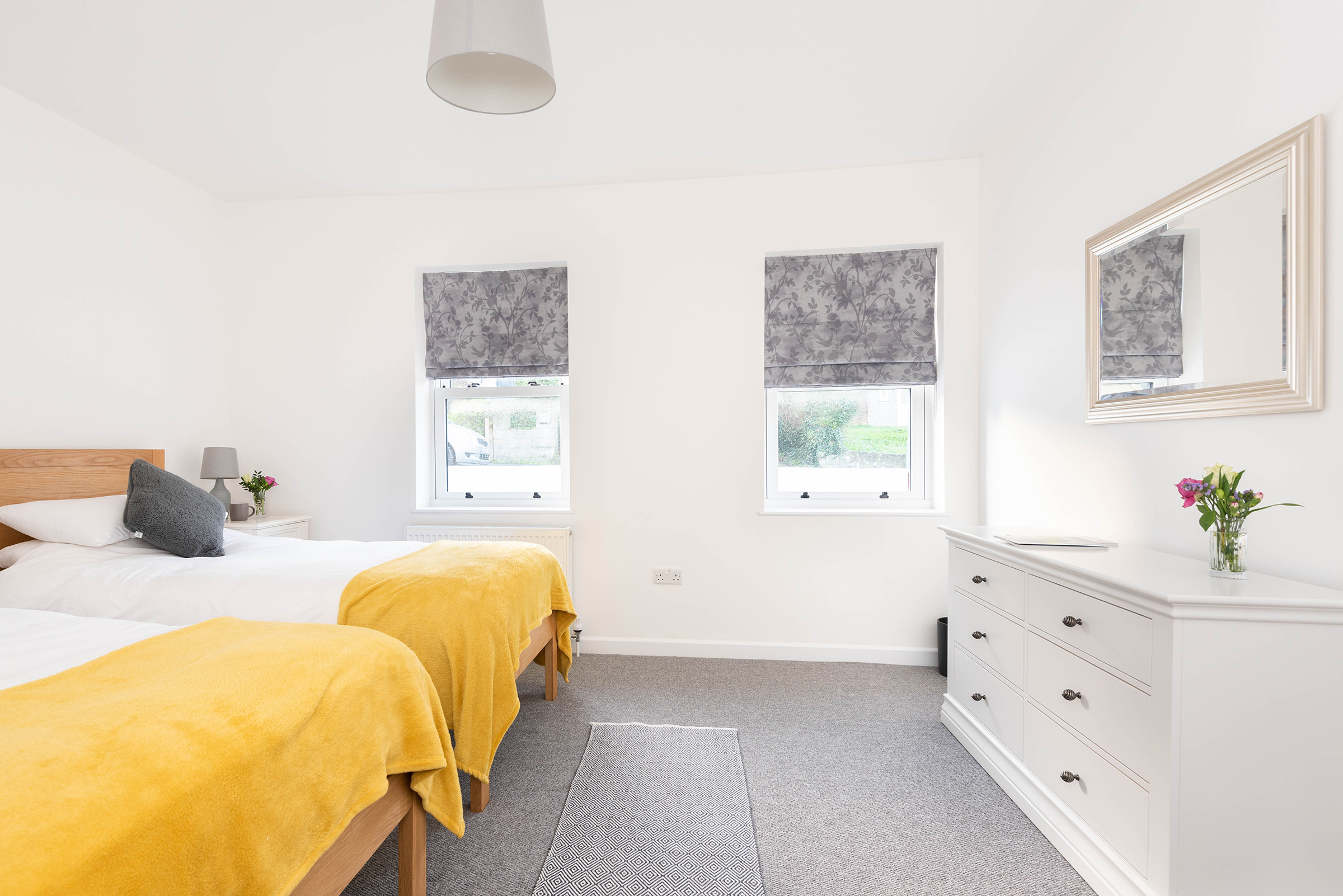 Bedroom 3 Twin room with drawers