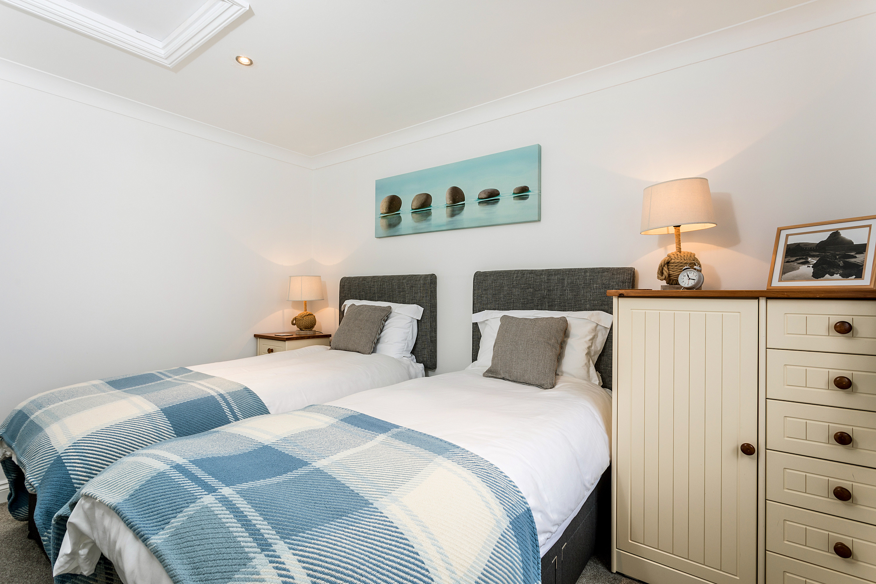 Bedroom 3 with twin beds. 