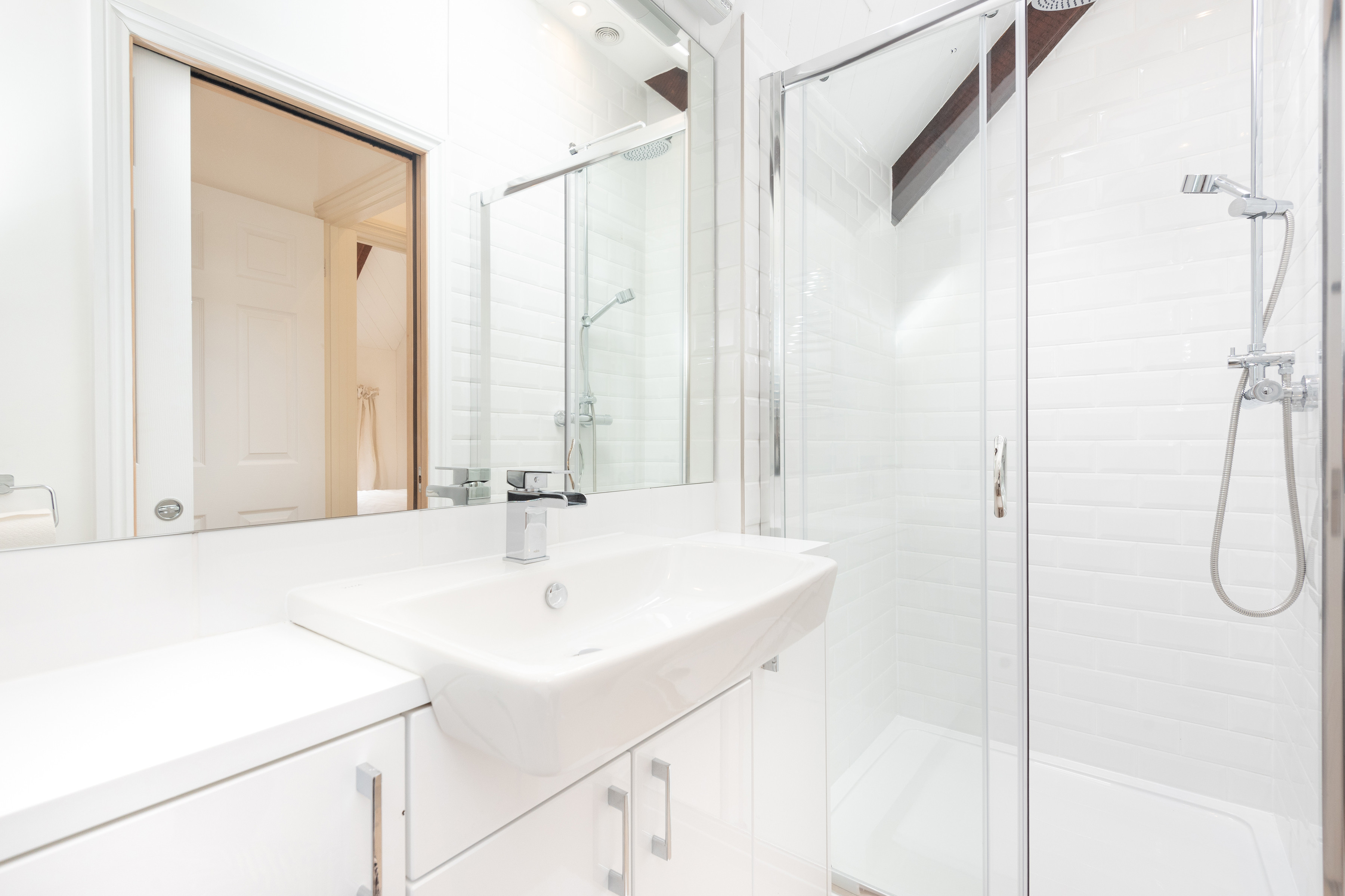 Another view of the en suite