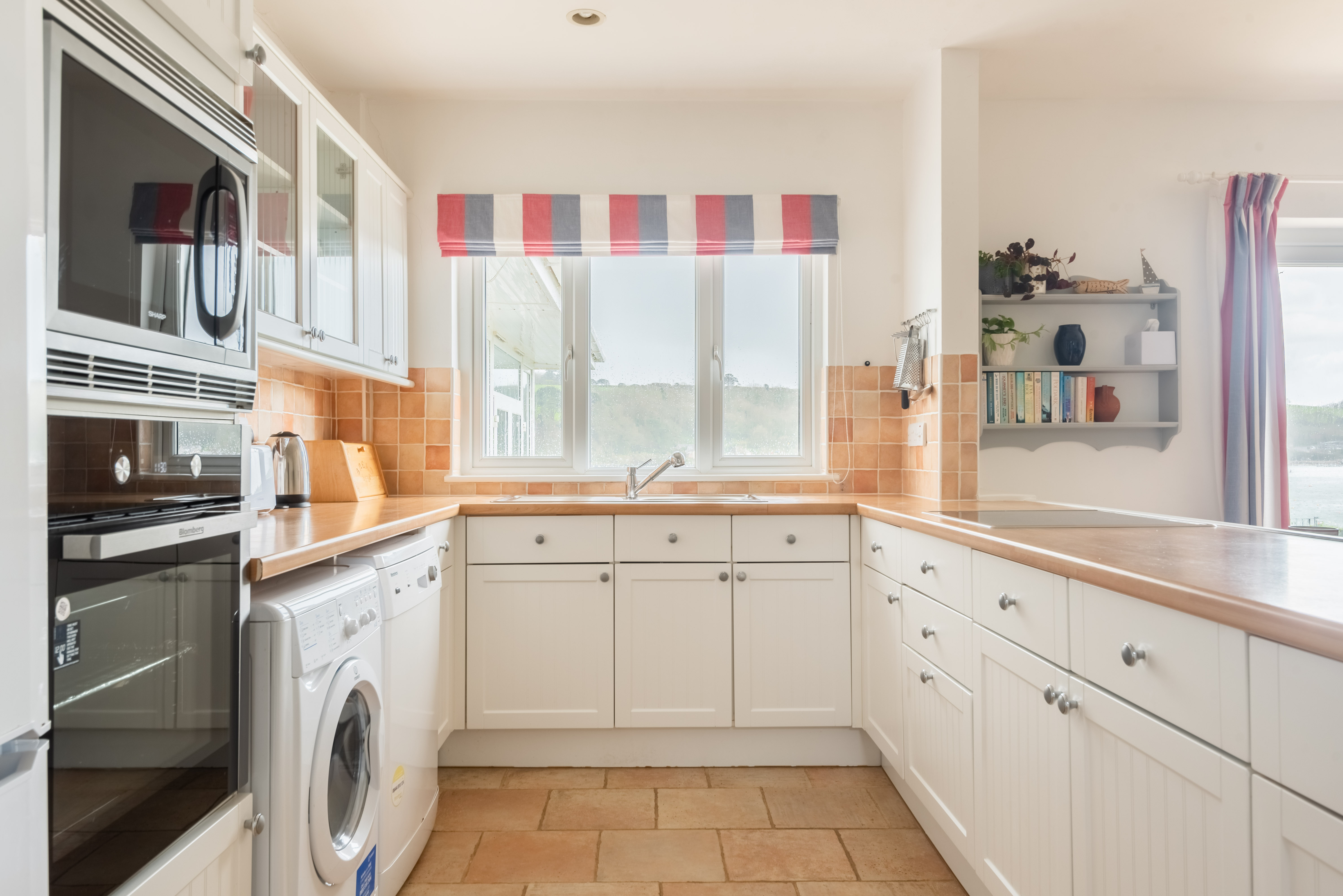 Demelza 2 has a fully equipped kitchen plus super river views!