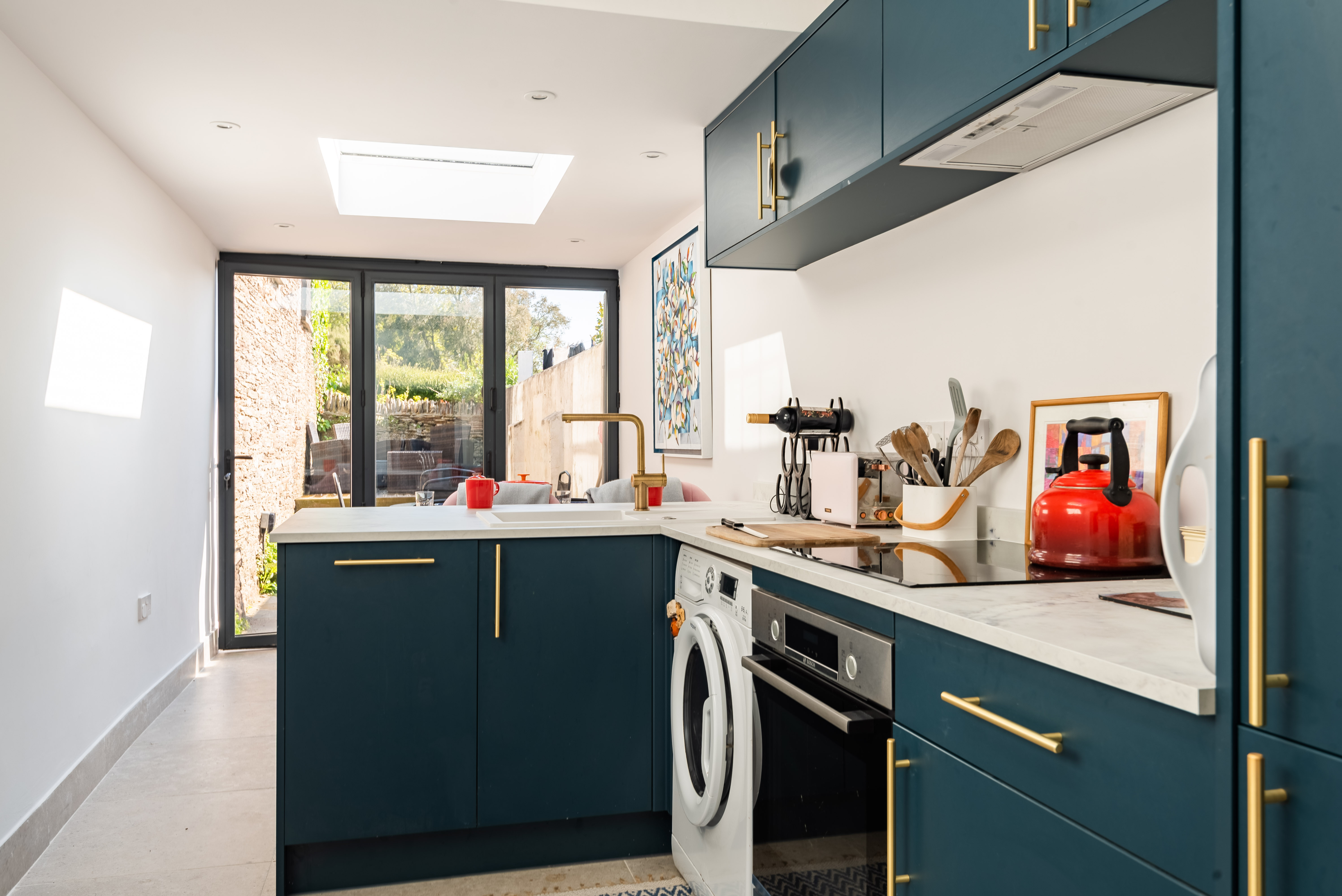 The contemporary kitchen diner in this dog friendly holiday home in Slapton, South Devon