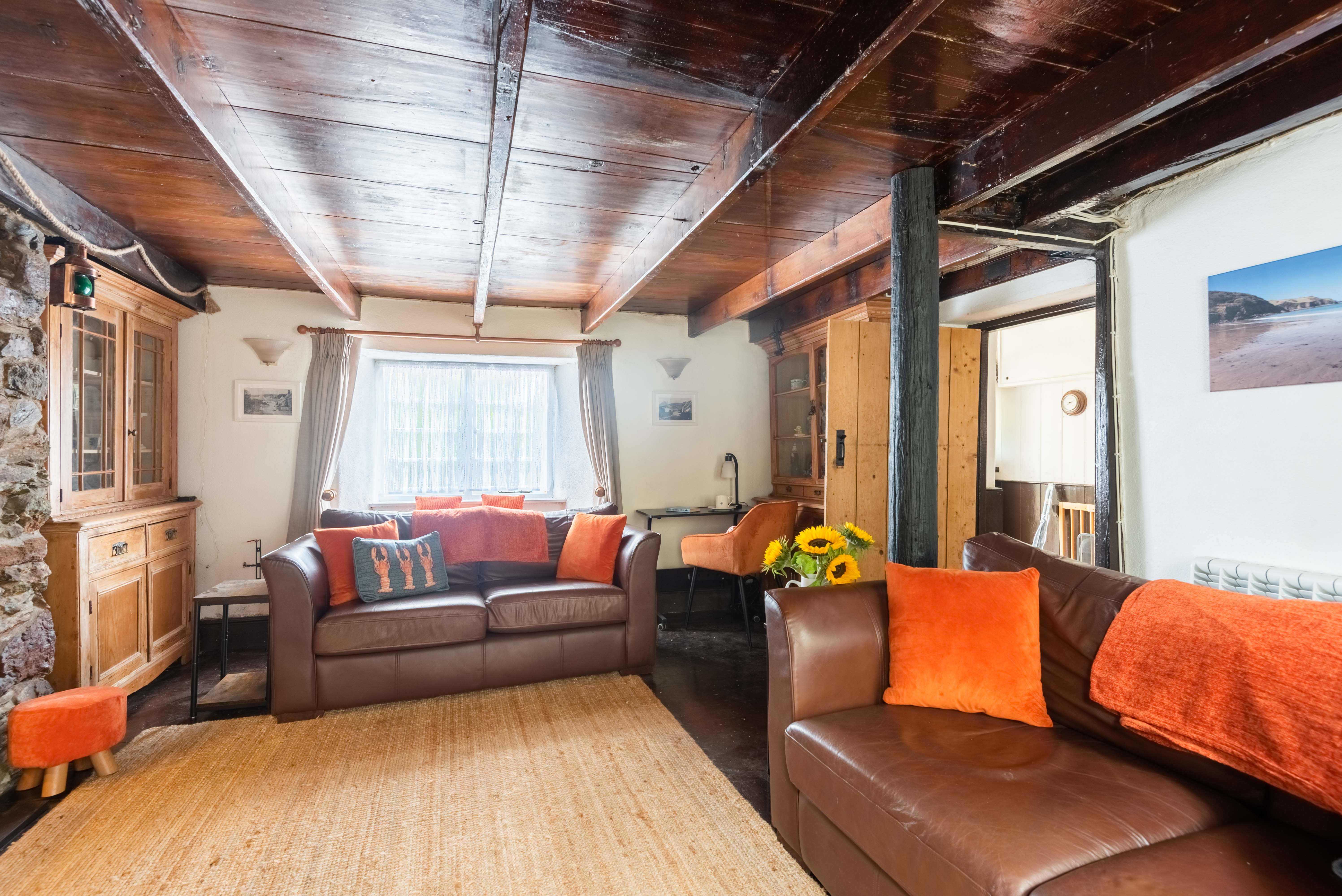 Another look at the lounge.