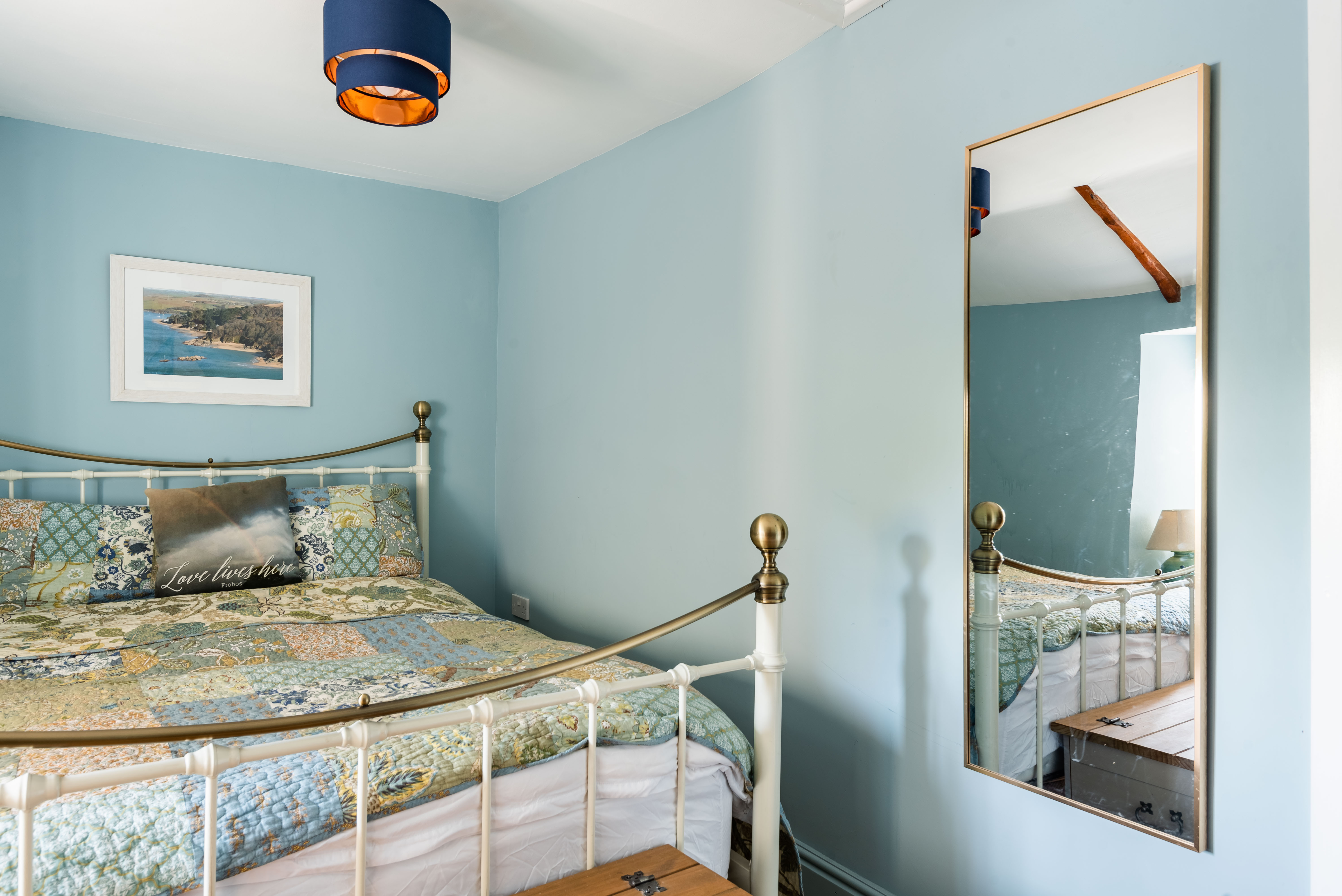 Bedroom 1 with 5' king size bed