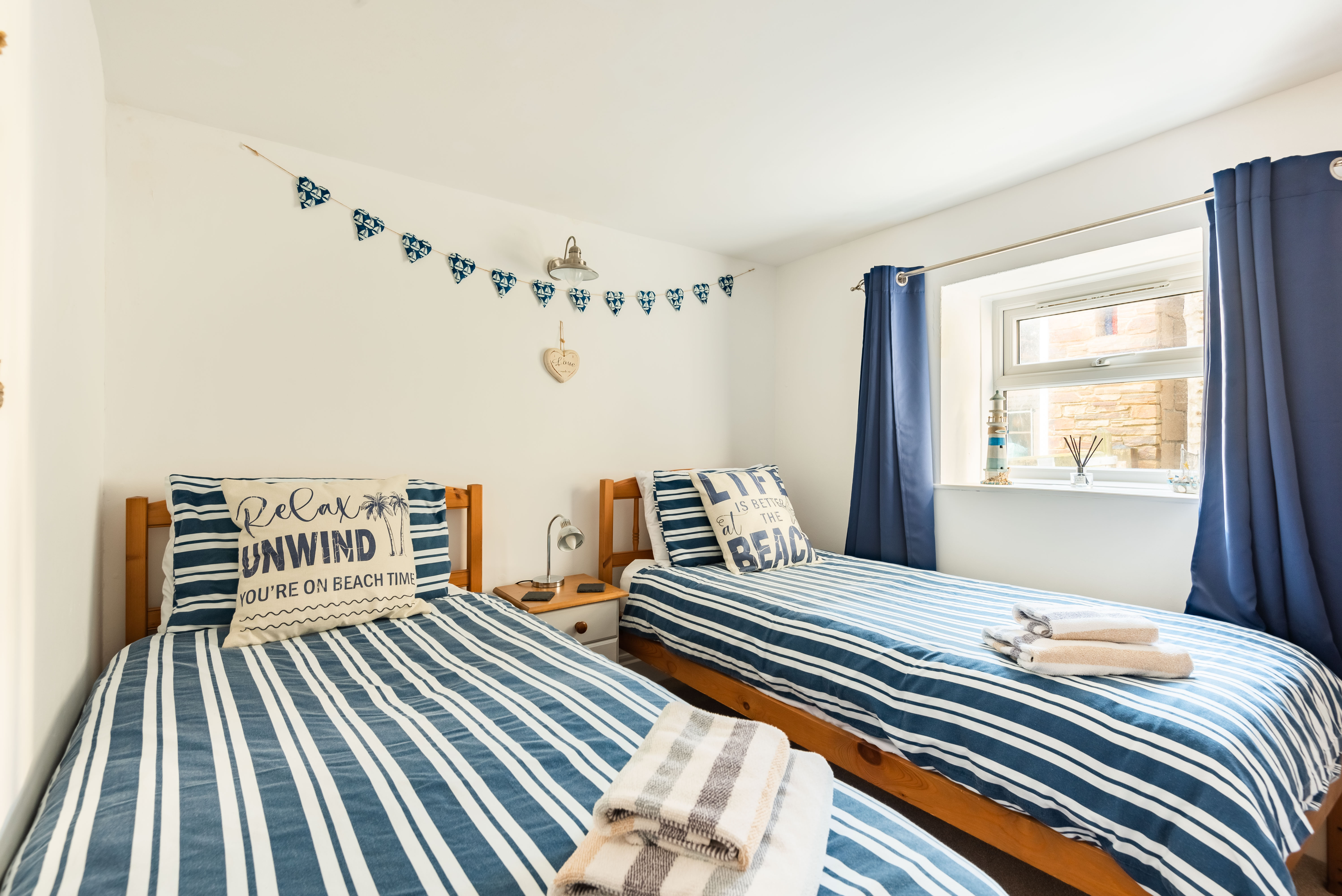 Bedroom 2 with twin beds