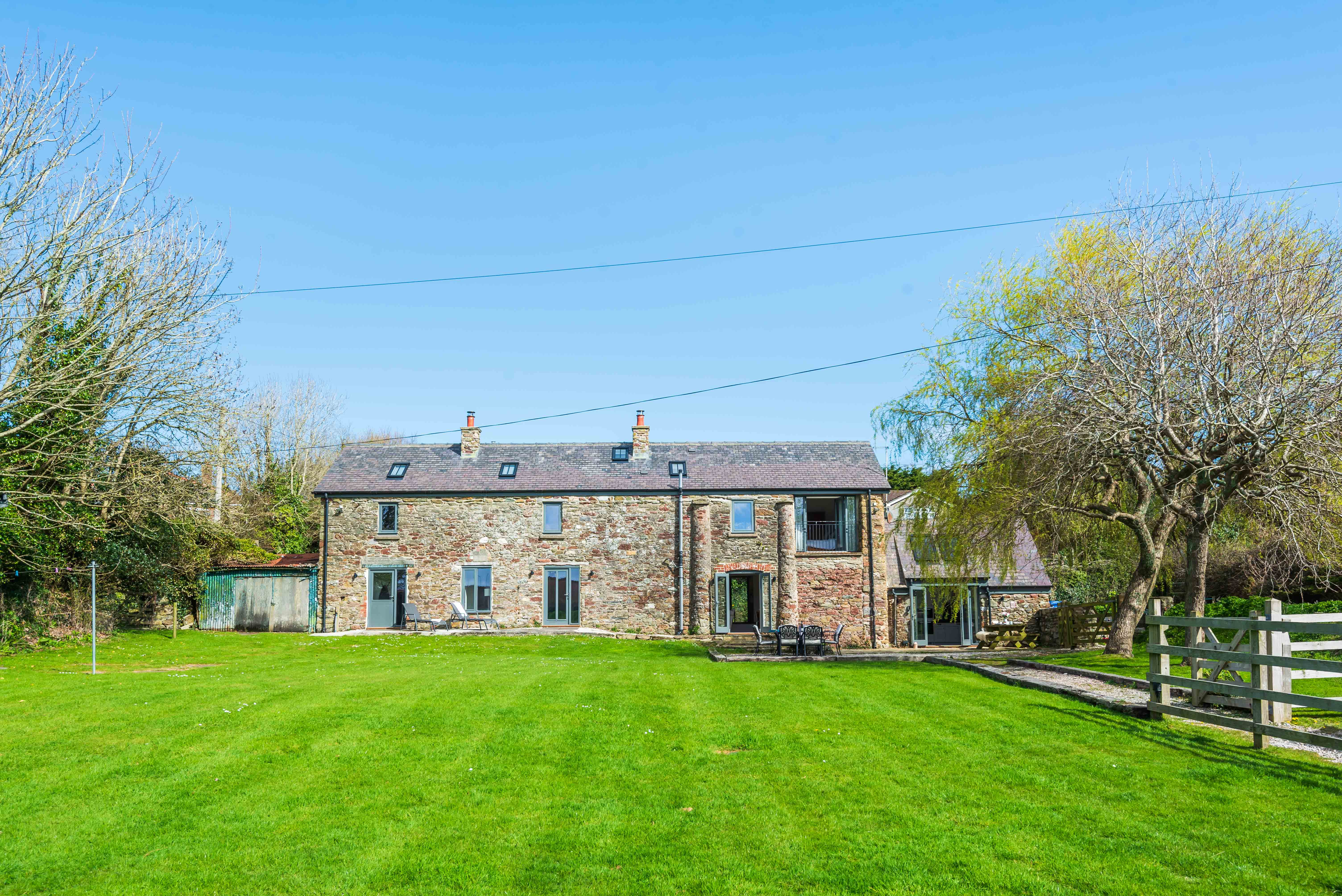 Large garden to enjoy in the sunshine!