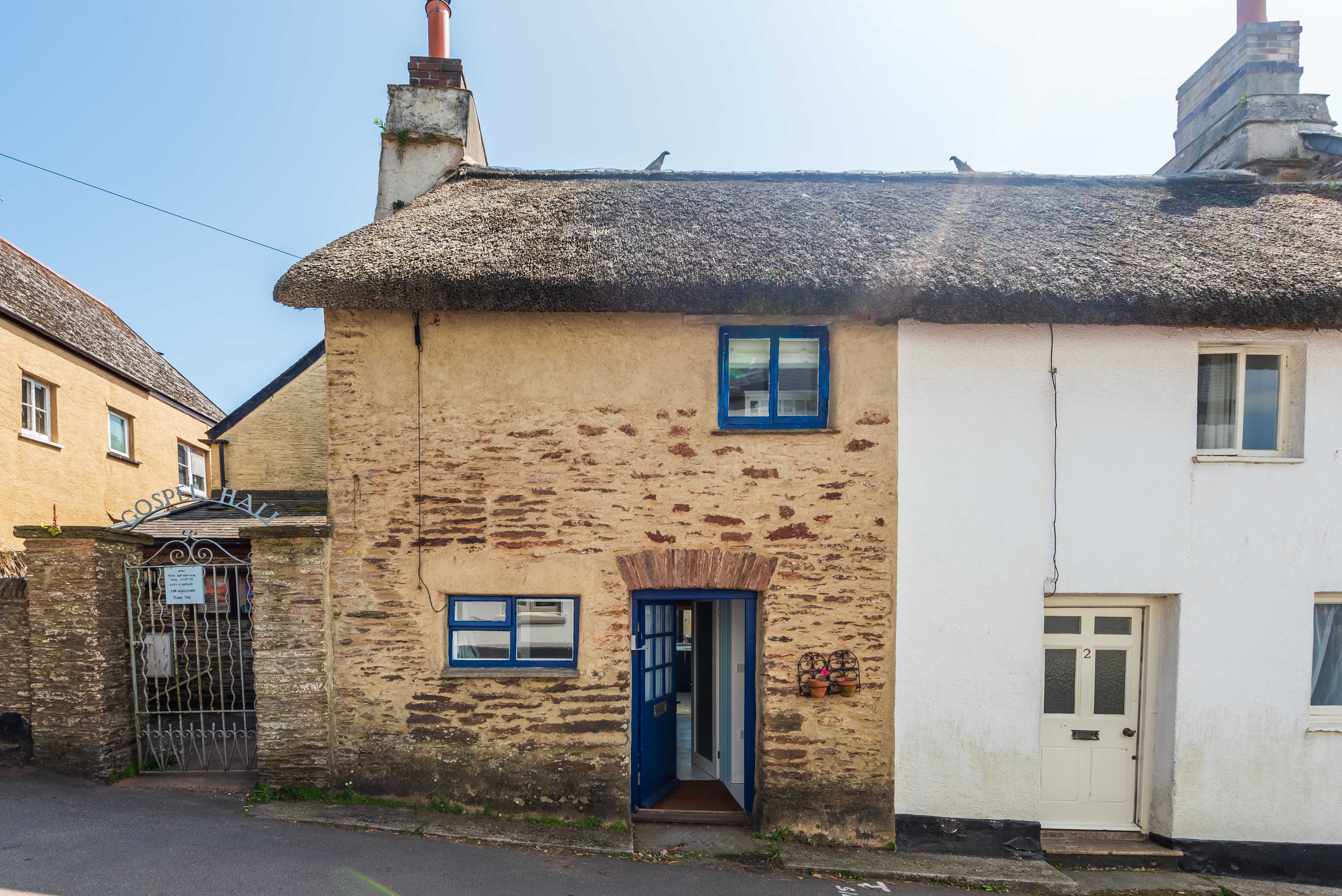 Pretty thatched cottage in the heart of Slapton village, dog friendly with 2 bedrooms